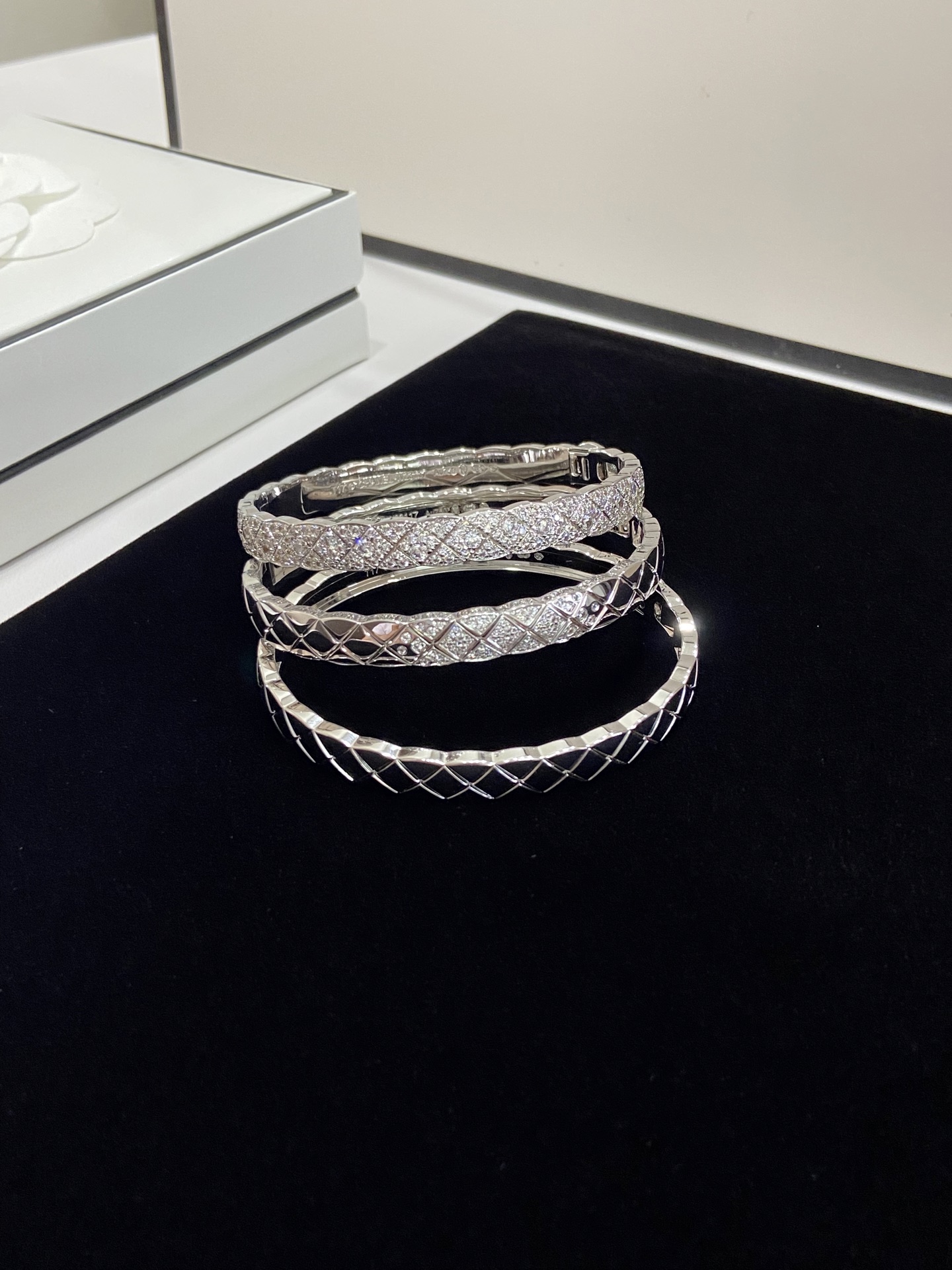 NO:633655,Why everyone always likes the Coco rhombus series, because it is so shocking, and I am shocked by the nobility of the diamond-encrusted diamonds~ Whether it is daily matching or attending events, it instantly enhances the temperament, and reveals a sense of luxury in a low-key manner! Platinum, Cartier high-end jewelry19860909为啥大家一直很喜欢Coco菱格系列,因为实在是太震撼了,被满钻豪镶的贵气震撼到~无论是日常搭配还是出席活动,瞬间提升气质,低调中透着奢华感! 白金色,,卡迪亚高端饰品,Jewelry