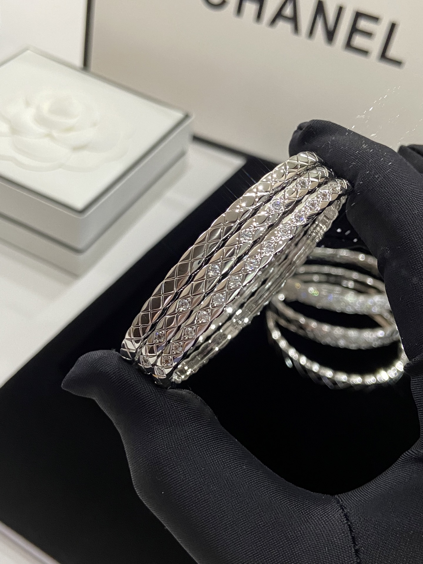 NO:634230,Why everyone always likes the Coco rhombus series, because it is so shocking, and I am shocked by the nobility of the diamond-encrusted jewelry ~ Whether it is daily matching or attending events, it instantly enhances the temperament, and reveals a sense of luxury in a low-key manner! Platinum, non-diamond model 88280, with diamond model 88300, Cartier high-end jewelry19860909为啥大家一直很喜欢Coco菱格系列,因为实在是太震撼了,被满钻豪镶的贵气震撼到~无论是日常搭配还是出席活动,瞬间提升气质,低调中透着奢华感! 白金色,无钻款88280,带钻款88300,,卡迪亚高端饰品,Jewelry