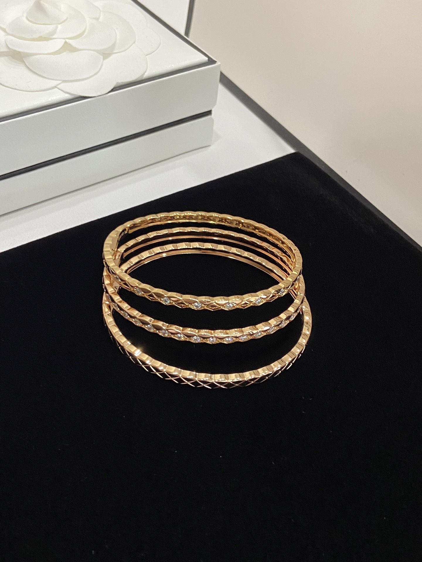 NO:634219,Why everyone has always liked the Coco rhombus series, because it is so shocking, and I was shocked by the nobility of the diamond-encrusted diamonds~ Whether it is daily matching or attending events, it instantly enhances your temperament, and reveals a sense of luxury in a low-key manner! Rose gold, Cardia high-end jewelry19860909为啥大家一直很喜欢Coco菱格系列,因为实在是太震撼了,被满钻豪镶的贵气震撼到~无论是日常搭配还是出席活动,瞬间提升气质,低调中透着奢华感! 玫瑰金,,卡迪亚高端饰品,Jewelry