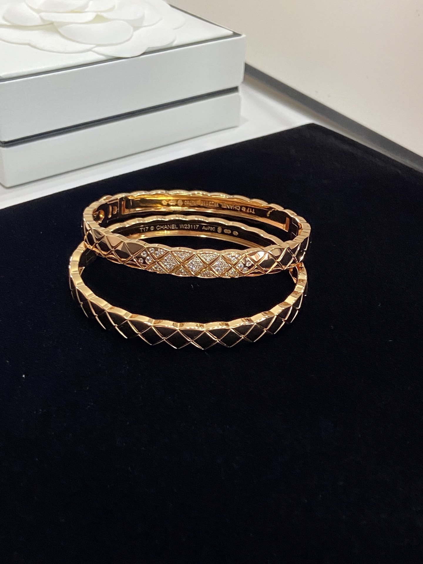 NO:633658,Why everyone has always liked the Coco rhombus series, because it is so shocking, and I was shocked by the nobility of the diamond-encrusted diamonds~ Whether it is daily matching or attending events, it instantly enhances your temperament, and reveals a sense of luxury in a low-key manner! Rose gold, Cardia high-end jewelry19860909为啥大家一直很喜欢Coco菱格系列,因为实在是太震撼了,被满钻豪镶的贵气震撼到~无论是日常搭配还是出席活动,瞬间提升气质,低调中透着奢华感! 玫瑰金,,卡迪亚高端饰品,Jewelry