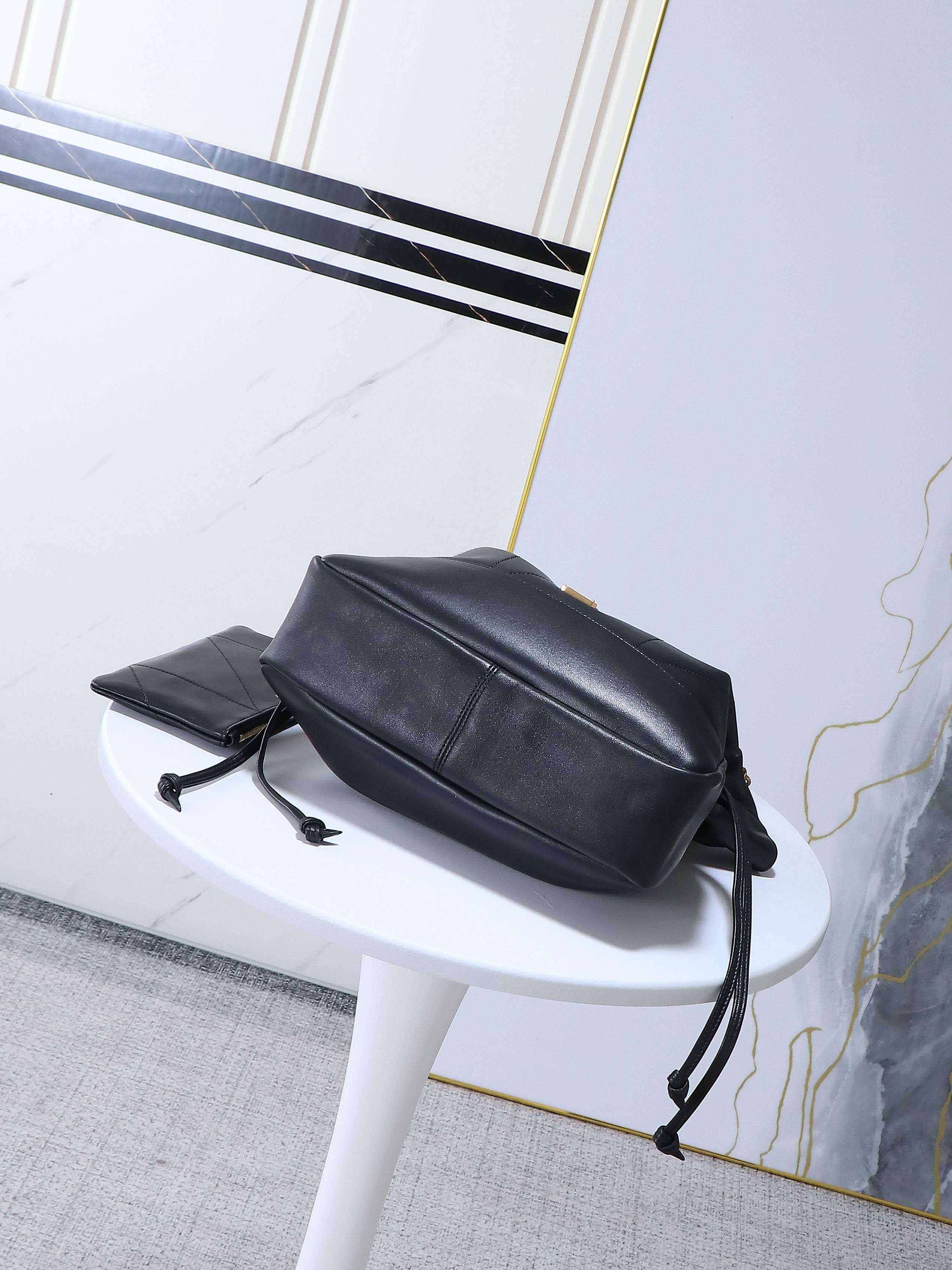 🆕新品出货👏【独家背景】原厂皮品质👏🏻👏🏻YSL 新款小号Jamie 4.3 large pochon羊皮腋下包
设计师真的太懂消费者需要什么了吧😎很多托特包的设计都没法让颜值和实用性两者都兼得,但是!这只tote做到了!它包身轻,容量大,而且还很优雅!是有设计在线,且贵气满满的实用型tote
我觉得比22bag好看耶😍这是可以说的吗😝
还是一只可以让你实现优雅带娃的妈咪包👍
型号:833948
尺寸:27×29×11cm