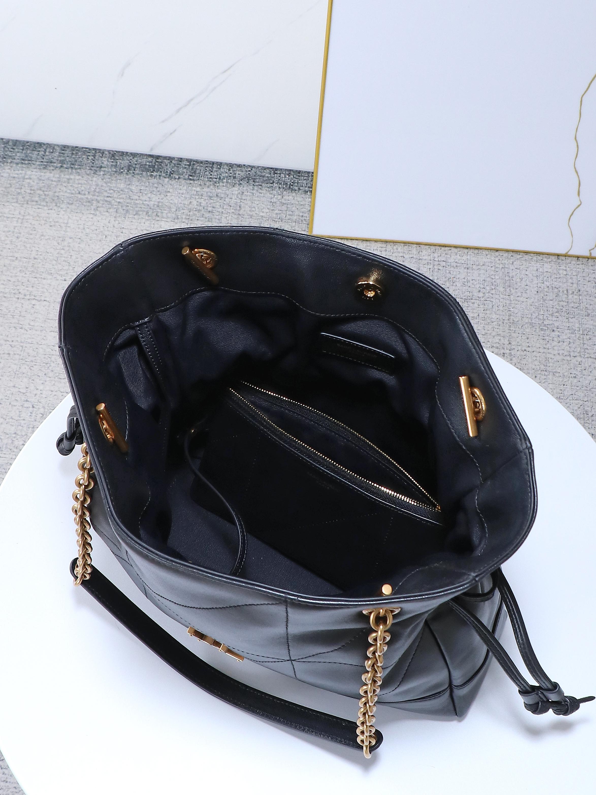🆕新品出货👏【独家背景】原厂皮品质👏🏻👏🏻YSL 新款小号Jamie 4.3 large pochon羊皮腋下包
设计师真的太懂消费者需要什么了吧😎很多托特包的设计都没法让颜值和实用性两者都兼得,但是!这只tote做到了!它包身轻,容量大,而且还很优雅!是有设计在线,且贵气满满的实用型tote
我觉得比22bag好看耶😍这是可以说的吗😝
还是一只可以让你实现优雅带娃的妈咪包👍
型号:833948
尺寸:27×29×11cm