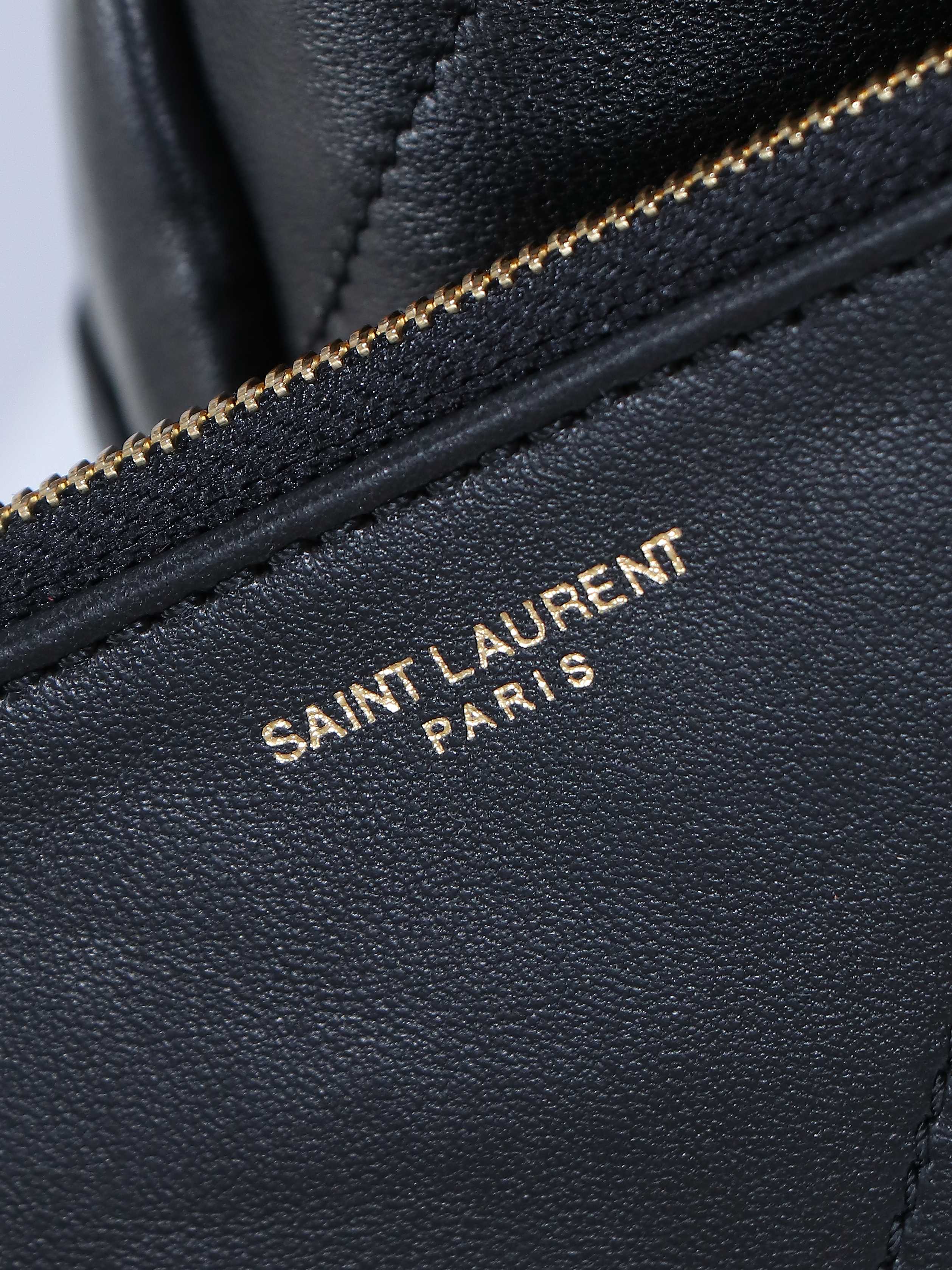 🆕新品出货👏【独家背景】原厂皮品质👏🏻👏🏻YSL 新款小号Jamie 4.3 large pochon羊皮腋下包
设计师真的太懂消费者需要什么了吧😎很多托特包的设计都没法让颜值和实用性两者都兼得,但是!这只tote做到了!它包身轻,容量大,而且还很优雅!是有设计在线,且贵气满满的实用型tote
我觉得比22bag好看耶😍这是可以说的吗😝
还是一只可以让你实现优雅带娃的妈咪包👍
型号:833948
尺寸:27×29×11cm