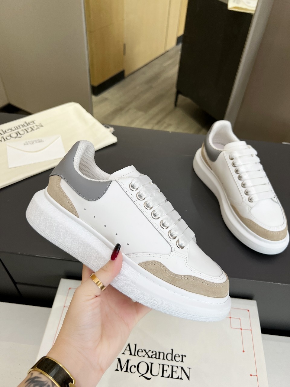 2023SS McQueen Recreational Shoeboard: Cow Skin, Gas Networks, Code 35-41 Male 39/44. - 图片 1