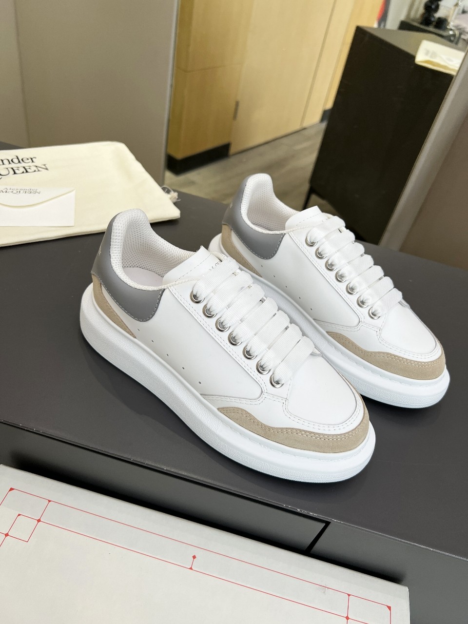 2023SS McQueen Recreational Shoeboard: Cow Skin, Gas Networks, Code 35-41 Male 39/44. - 图片 2