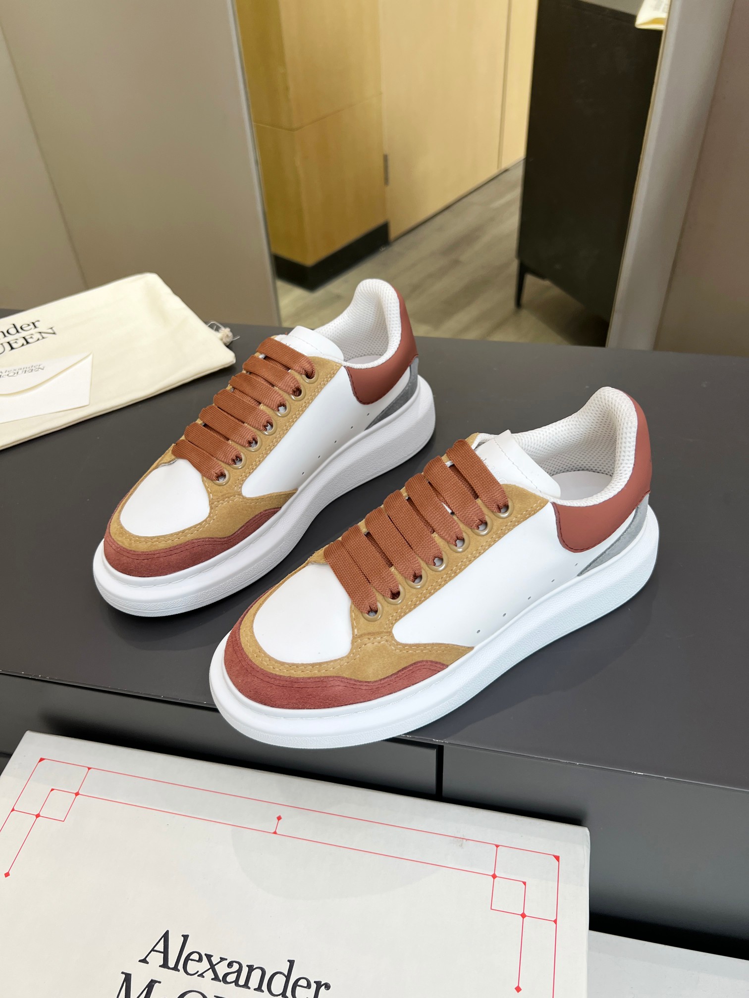 2023SS McQueen’s Cow Skin Recreational Shoeboard: Original 1:1 Design, Gas Networks, Various Sizes. - 图片 2