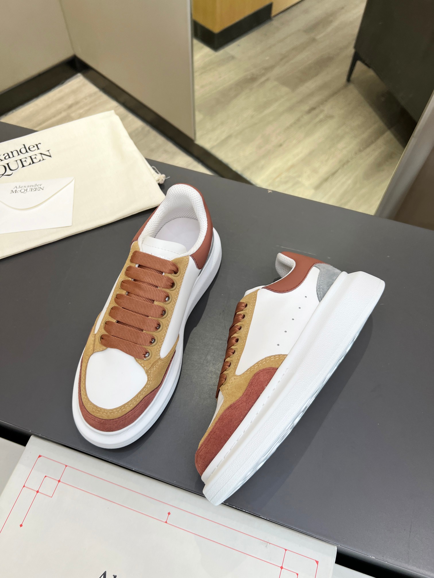 2023SS McQueen’s Cow Skin Recreational Shoeboard: Original 1:1 Design, Gas Networks, Various Sizes. - 图片 3