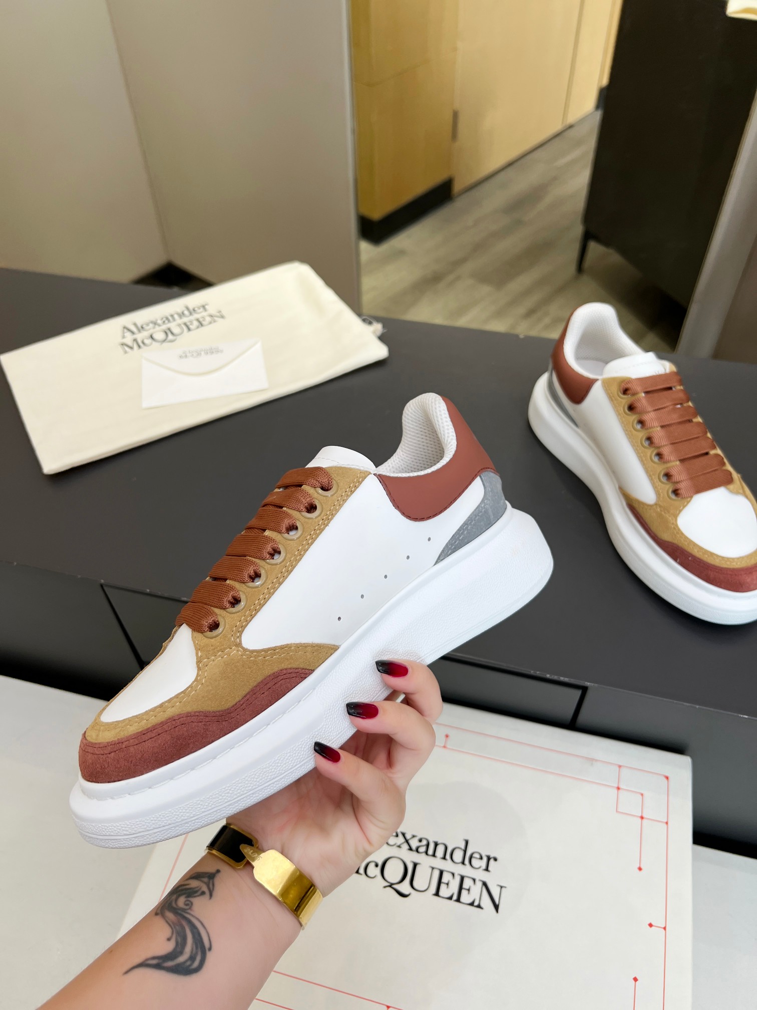2023SS McQueen’s Cow Skin Recreational Shoeboard: Original 1:1 Design, Gas Networks, Various Sizes. - 图片 5