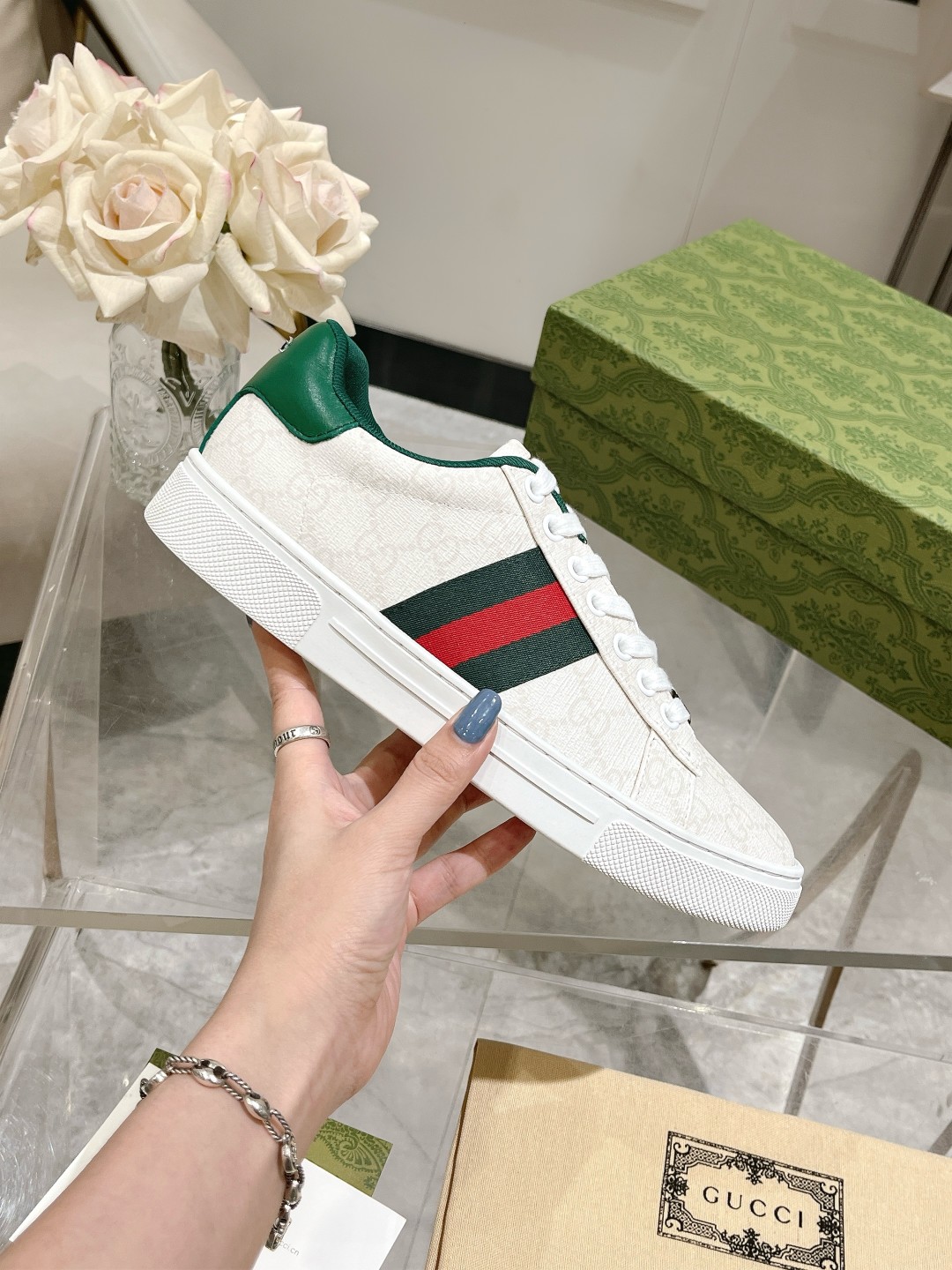 NO:250420,Gu**i Gu*chi latest Ace series Pro version small white shoes. Original purchase and development. Ace series sneakers continue the brand narrative and achieve the main items. Exquisite packaging for delivery counter Fabric: cowhide   original imported fabric Inner original material Outsole original sole Size: 35-41 Men 39/44 Men's size plus 10, casual shoes/sports shoes, sneakers, cowhide19860909Gu**i古*驰最新Ace系列Pro版小白鞋 原版购入开发 Ace系列运动鞋延续品牌叙事,匠心成就主打单品. 配送专柜精美包装 面料:牛皮 原版进口面料 内里原版材料 大底原版底 码数:35-41 男39/44  男码加10,休闲鞋/运动鞋,sneakers,cowhide,Women's Shoes