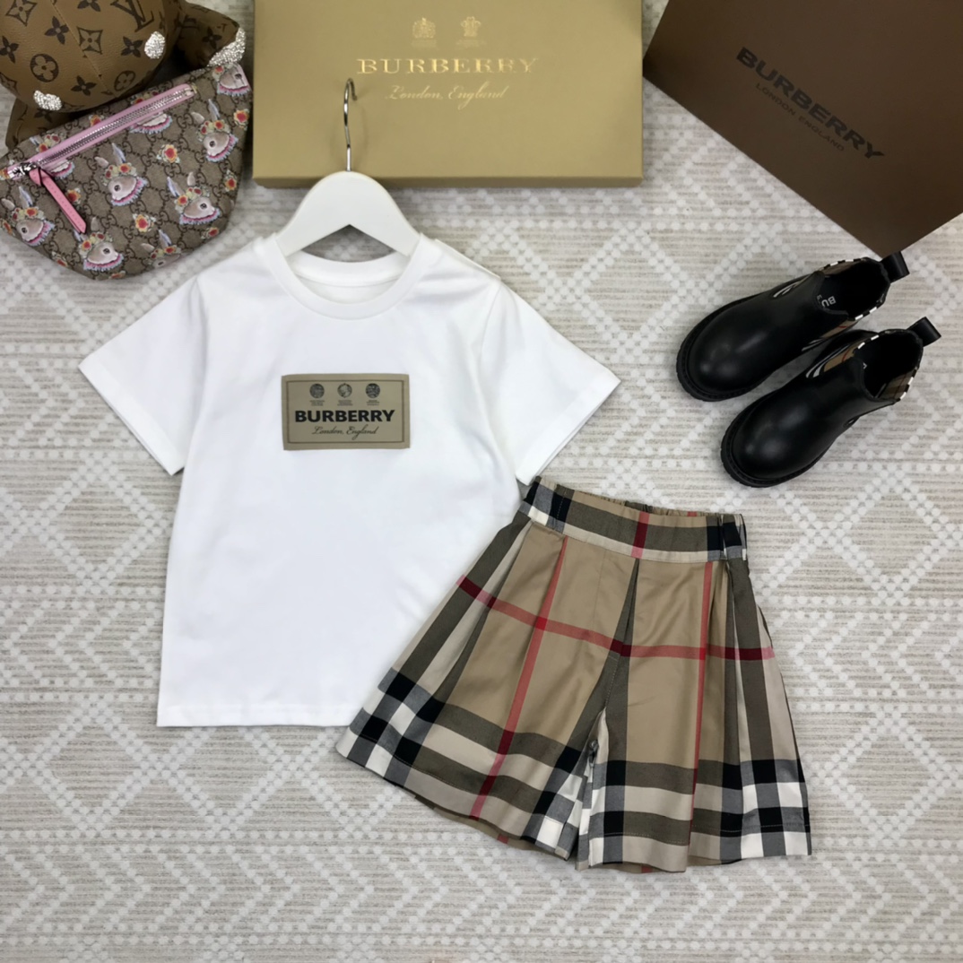 Peedjl  Burberry 巴宝莉，高端童装，女童套装，圆领纯棉基础白T，24新标立体印花，搭配同系列格子短裤，纯棉面料，上身舒适又好看，码数：A00/110-120-130-140-150/yldwlcm，适合jwsy-ywwwwcm身高。