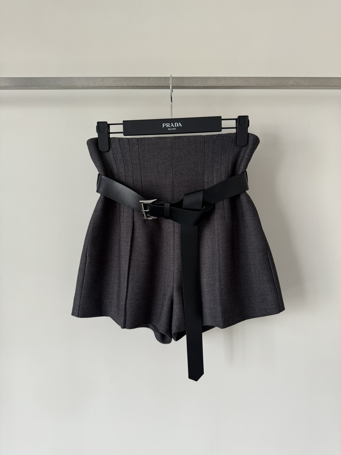 NO:560555,Prad*show show model, the model at the opening of the show wore a set of exquisite and simple wool waist shorts, which look very good with various styles. The high-waist style directly visually lengthens the proportion of the legs SML-,, prada, shorts, alexander wang19860909Prad*show秀款,大秀开场模特穿着一套精美简约的羊毛束腰短裤,搭配各种造型都非常好看高腰款直接视觉上拉长双腿比例ＳＭＬ-,,prada,shorts,alexander wang,Women's clothing