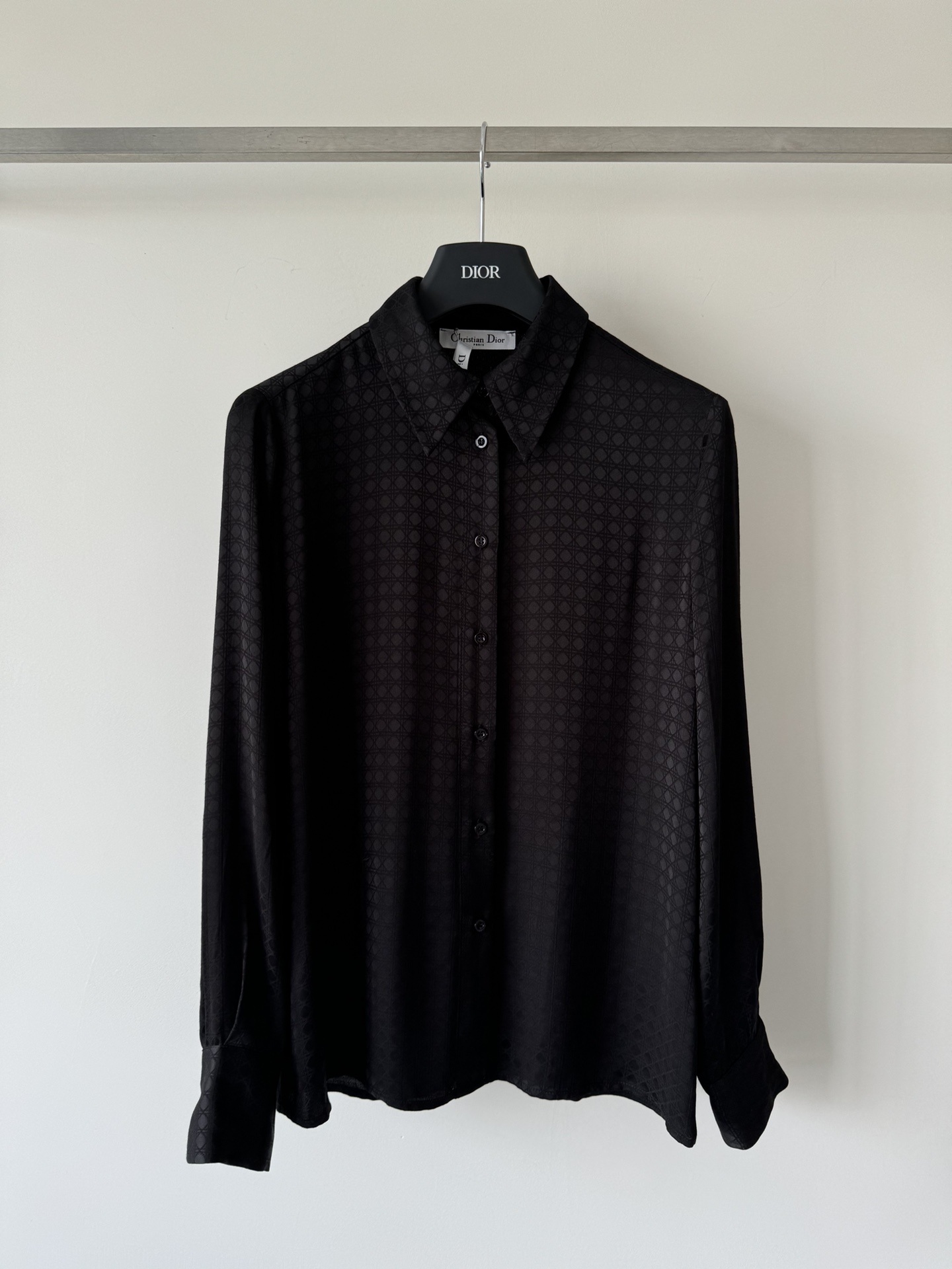 NO:606202,DIO*25 new shirt, made of silk and cotton blended fabrics, the upper body is also delicate and silky, the CD exclusive diamond pattern is fashionable and commuting design, classic little bee embroidery, it is highly recommended to buy the two-color SML, dior, real silk, alexander wang19860909DIO*25新款衬衣,采用真丝和棉布混纺面料 上身也细腻丝滑CD独家菱格时尚又通勤的设计经典小蜜蜂刺绣,强烈推荐入手款两色SML,,dior,real silk,alexander wang,Women's clothing