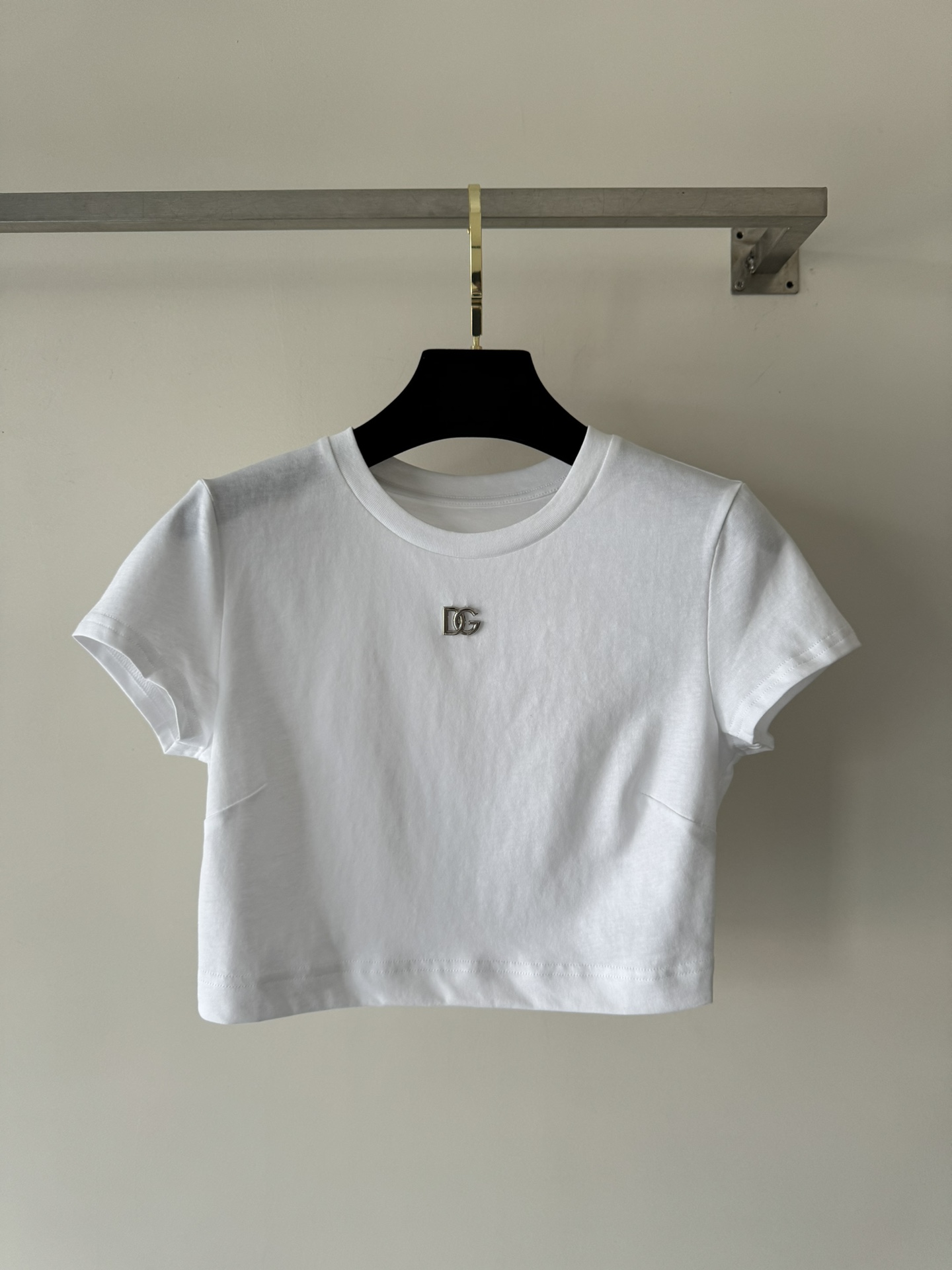 NO:826314,Dolce&Gabban*’s new short T-shirt is made of imported fabrics that are breathable and comfortable. The classic LOGO stitched on the chest is not monotonous. The slightly shorter version is very suitable for matching with skirts or high-waisted pants. It is a super practical item. You can control various matching styles at will. SML-, Dolce & Gabbana-clothing, Dolce&Gabbana, Dolce&Gabbana, skirts,19860909Dolce&Gabban*新款短款T采用进口面料透气舒适 胸前缝制经典LOGO点缀不单调,略短的的版型很适合搭配半裙或高腰裤,超实用单品,各种搭配风格随意驾驭SML-,杜嘉班纳-服装,Dolce&Gabbana,Dolce&Gabbana,skirts,,Women's clothing