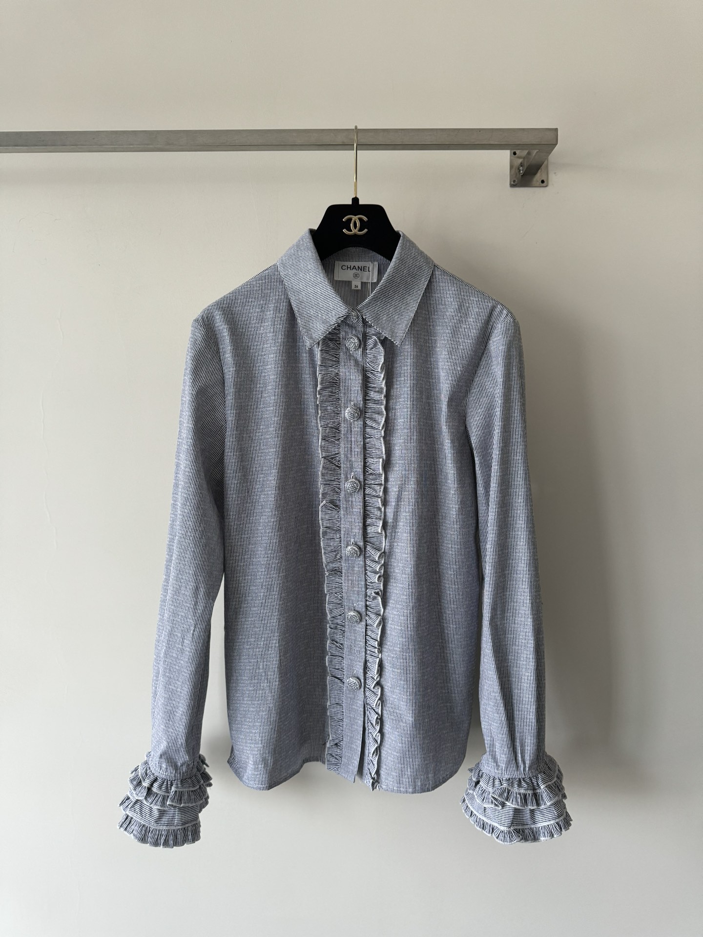 NO:434996,CHANE's newest striped shirt custom-made cotton vertical striped jacquard fabric is very good texture, the sleeves and buttons are tied to the ears at the opening and closing of the sleeves and buttons, and the upper body is noble and elegant. The simple palace style regular style cut is fashionable and not monotonous. It can be easily matched to create a high-end sense of SML-, chanel, shirts, alexander wang19860909CHANE*新款条纹衬衫定制棉质竖条纹提花面料质感很赞,袖子与扣子开合处木耳边层层设计上身贵气优雅 简约宫廷风常规的版型剪裁上身洋气时髦又不会显的单调,可轻松搭配穿出高级感SML-,,chanel,shirts,alexander wang,Women's clothing