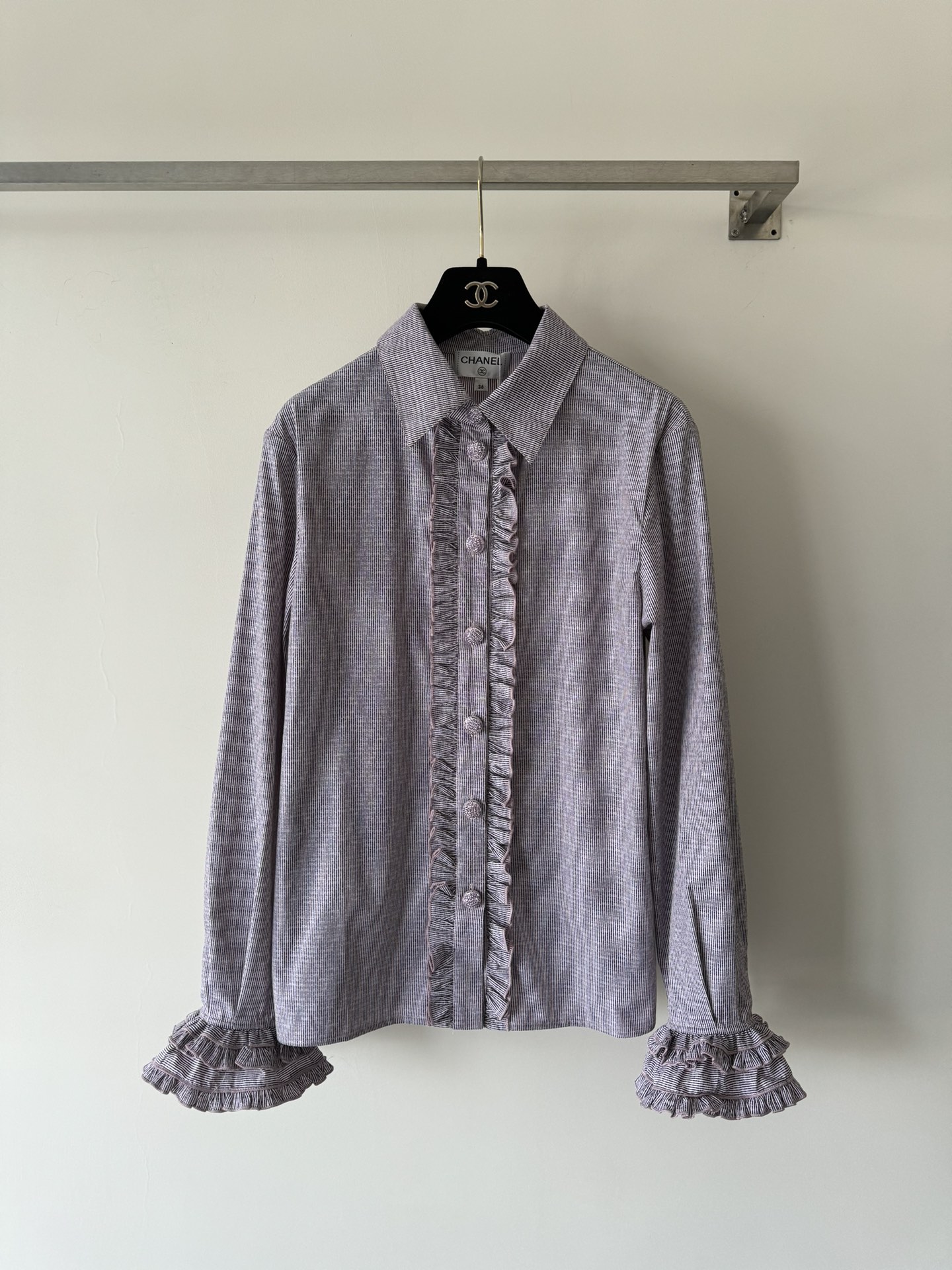 NO:434992,CHANE's newest striped shirt custom-made cotton vertical striped jacquard fabric is very good texture, the sleeves and buttons are tied to the ears at the opening and closing of the sleeves and buttons, and the upper body is noble and elegant. The simple palace style regular style cut is fashionable and not monotonous. It can be easily matched to create a high-end sense of SML-, chanel, shirts, alexander wang19860909CHANE*新款条纹衬衫定制棉质竖条纹提花面料质感很赞,袖子与扣子开合处木耳边层层设计上身贵气优雅 简约宫廷风常规的版型剪裁上身洋气时髦又不会显的单调,可轻松搭配穿出高级感SML-,,chanel,shirts,alexander wang,Women's clothing