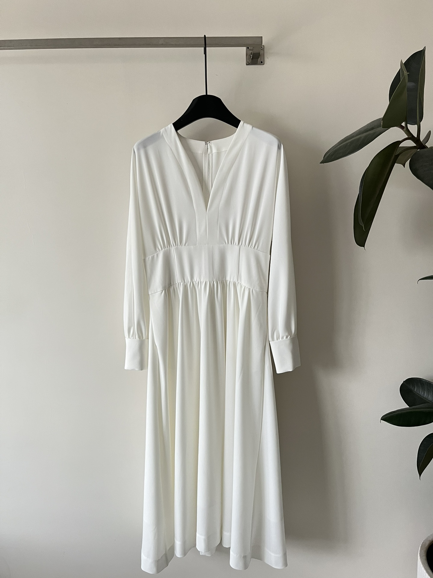 NO:456959,Dio's latest dress, flared tailoring, sexy deep V-neck styling design, the upper body easily reveals the sexy collarbone and has a wide belt detail on the waist, creating the ultimate waist-hugging, and can lengthen the body curve, and it has a very high practical wear. French romantic and elegant style SML-l,,dior, skirts, alexander wang19860909Dio*新款连衣裙,喇叭型剪裁 性感深V领造型设计 上身轻松展露性感锁骨腰间做了宽腰带细节 打造极致收腰,又能把身材曲线拉长,实穿性极高 法式浪漫优雅风SML-l,,dior,skirts,alexander wang,Women's clothing