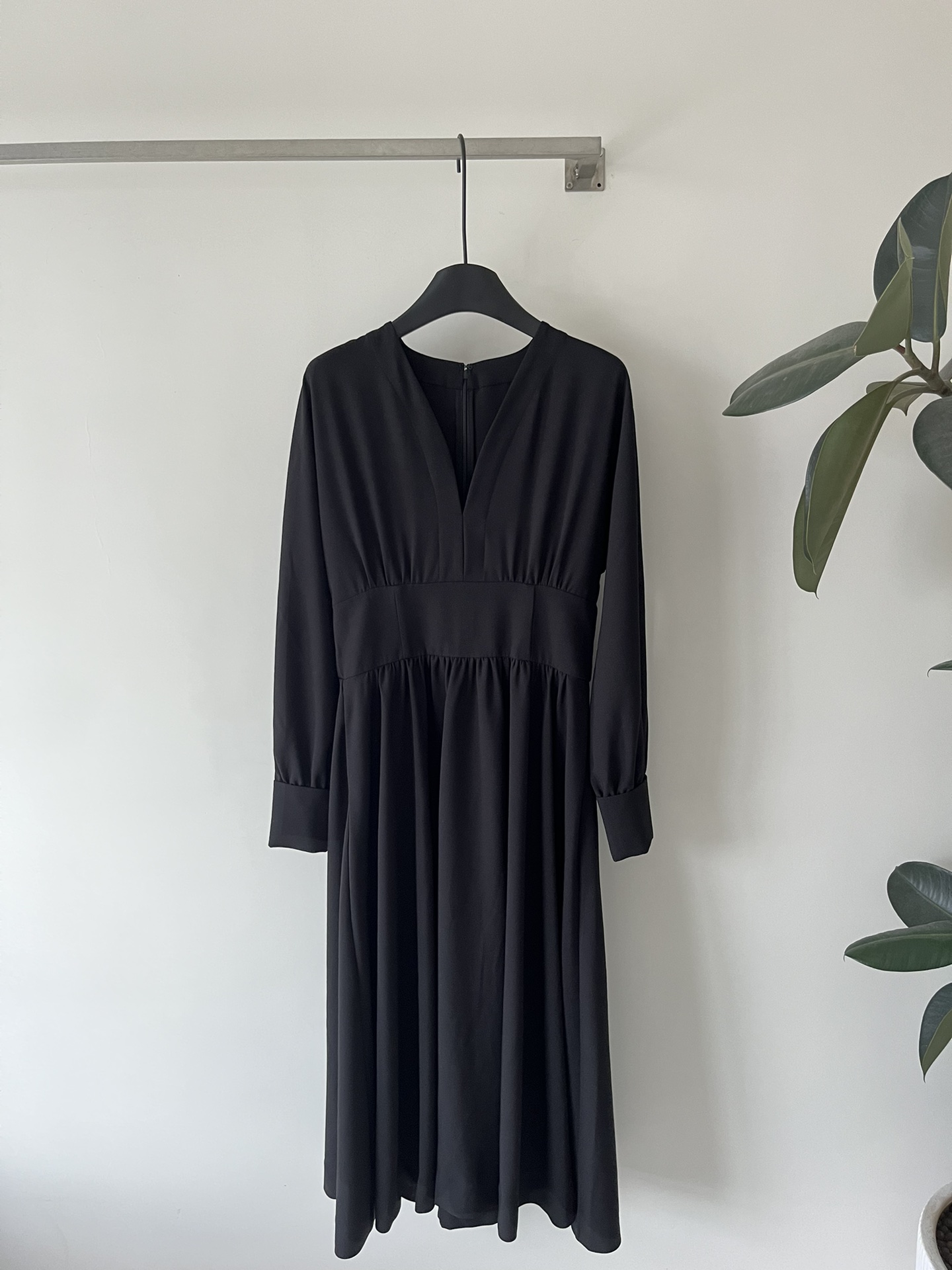 NO:456954,Dio's latest dress, flared tailoring, sexy deep V-neck styling design, the upper body easily reveals the sexy collarbone and has a wide belt detail on the waist, creating the ultimate waist-hugging, and can lengthen the body curve, and it has a very high practical wear. French romantic and elegant style SML-,,dior, skirts,alexander wang19860909Dio*新款连衣裙,喇叭型剪裁 性感深V领造型设计 上身轻松展露性感锁骨腰间做了宽腰带细节 打造极致收腰,又能把身材曲线拉长,实穿性极高 法式浪漫优雅风SML-,,dior,skirts,alexander wang,Women's clothing