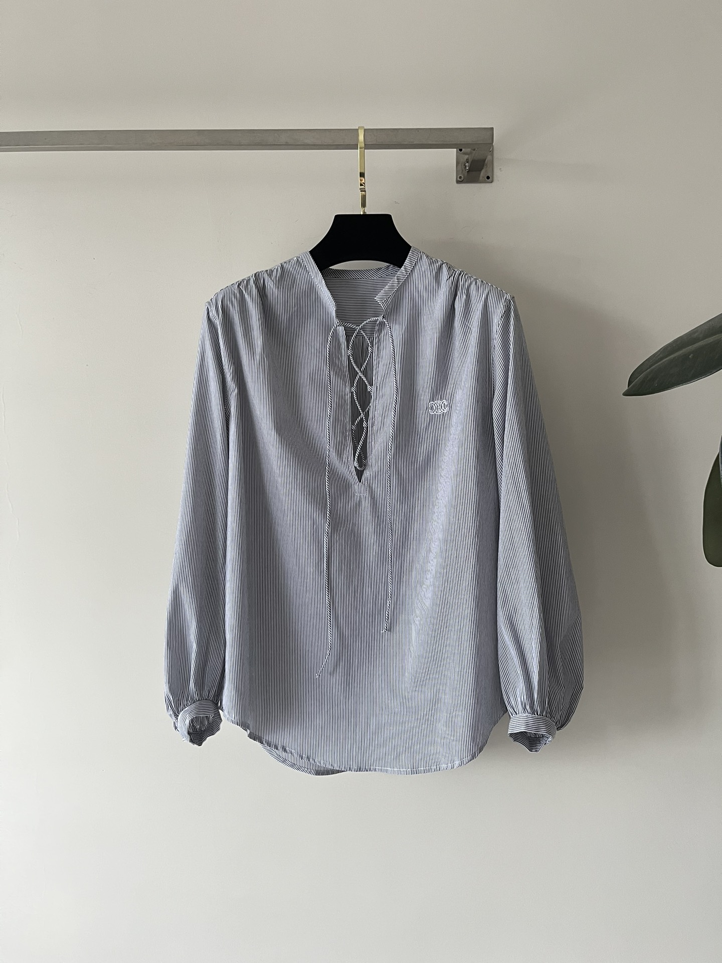 NO:455710,CELIN* new high-quality haute couture tied shirt is lazy, casual, loose and small silhouette, super slimming, and the uniform-like rope details are combined with classic shirt fabric, which is very breathable! The shoulder and cuff pleated design adds a sense of exquisiteness. The overall simple and atmospheric, with a special rustic textured cotton. The pinstripes have a little college style and fashionable feeling. A shirt with a very unique and tasteful personality and taste. SML, celine, shirts, alexander wang19860909CELIN*新品高定系绑带衬衣慵懒随性宽松小廓 超显瘦遮肉 制服感的穿绳细节和经典衬衫面料结合 很有透气感!肩头和袖口掐褶设计,增加精致感 整体简约大气,特别定织朴质感纹理棉 细条纹带点学院风和时髦感很有个性有品位的一款衬衫SML,,celine,shirts,alexander wang,Women's clothing