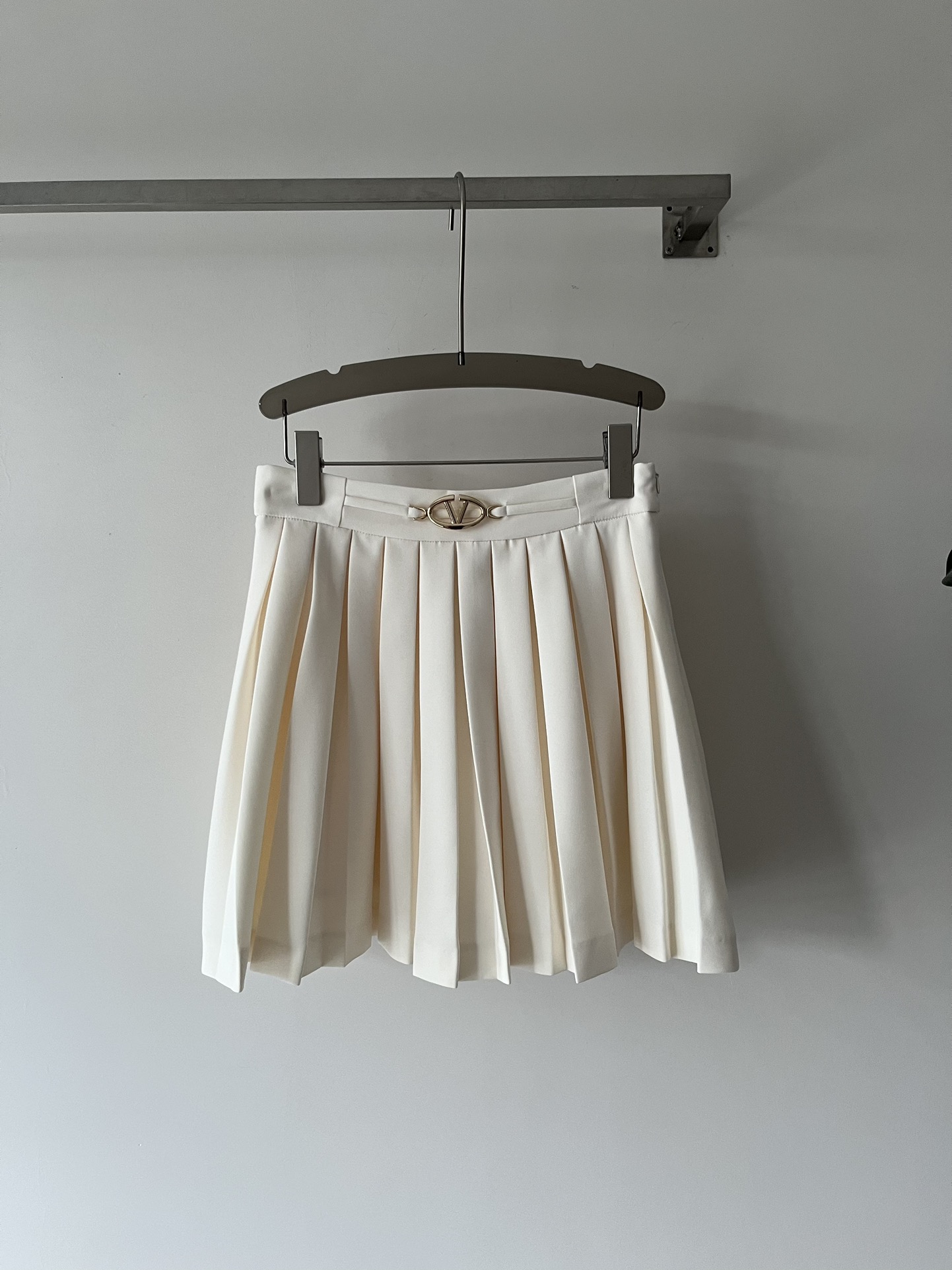 NO:435004,VALENTIN* new pleated skirt with a very positive high-waist A-shaped version. The front and rear heavy pleating process and delicate pleats are fine and exquisite, lengthening the leg lines, making the whole look more energetic. The customized brand metal logo embellishment at the waist adds a sense of sunshine. No matter what paired with the item, it is versatile and age-reducing SML-, valentino, skirts, alexander wang19860909VALENTIN*新款百褶半裙版型很正的高腰A字版 前后重工打褶工艺和褶量细密精致 ,拉长腿部线条,让整个造型显得更加活力,腰部定制品牌金属logo点缀增添了吸晴感,无论搭配任何上衣单品都百搭减龄SML-,,valentino,skirts,alexander wang,Women's clothing