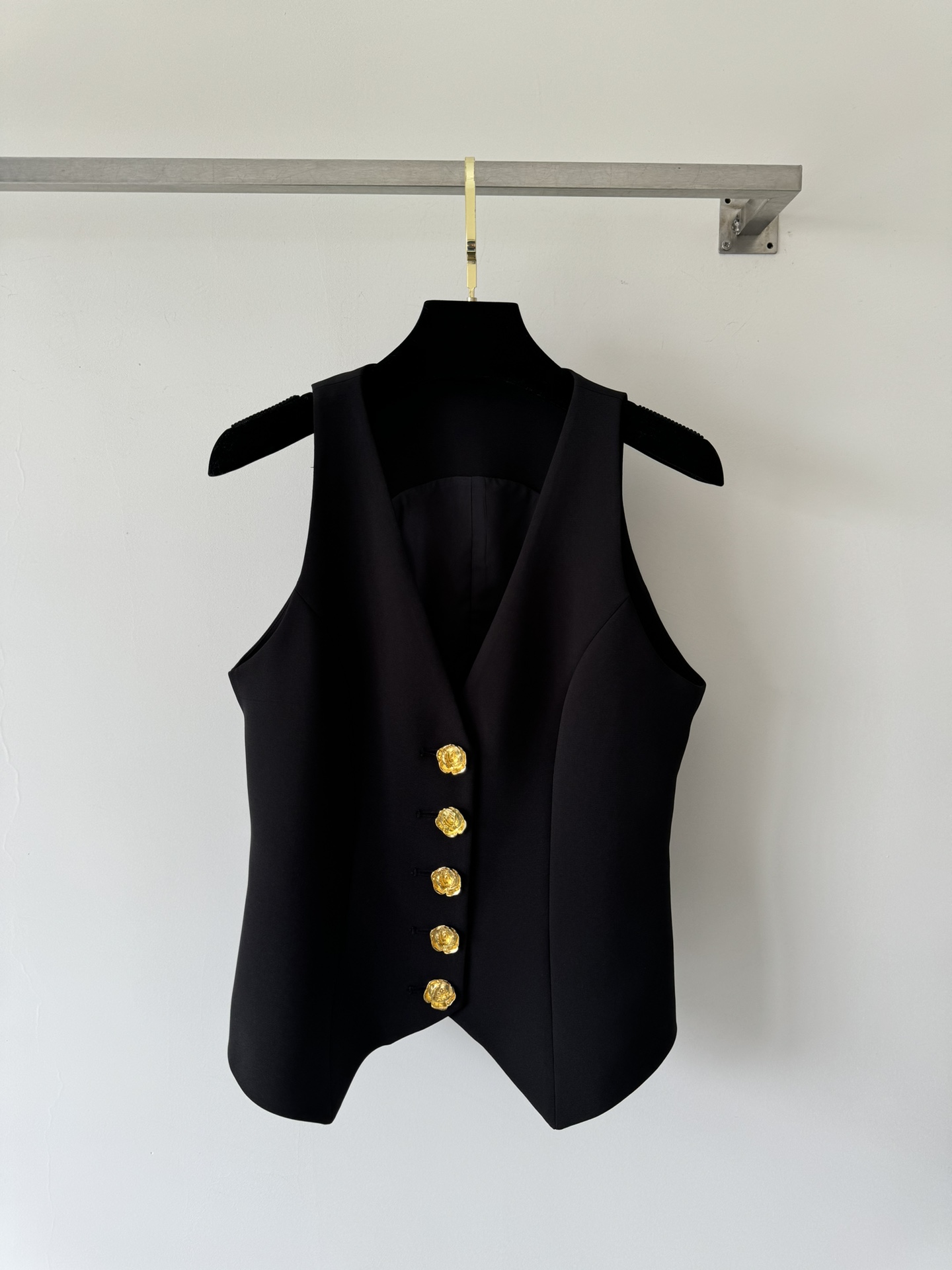 NO:458501,Balmai's newest model, universal versatile black vest, slim tailoring and retro metal buttons are super textured, highlighting the waist curve~ SMML-,,balmain,alexander wang19860909Balmai*新款,万能百搭黑色马甲 修身剪裁搭配复古金属纽扣超有质感哦,突显腰部曲线～ＳＭＬ-,,balmain,alexander wang,Women's clothing