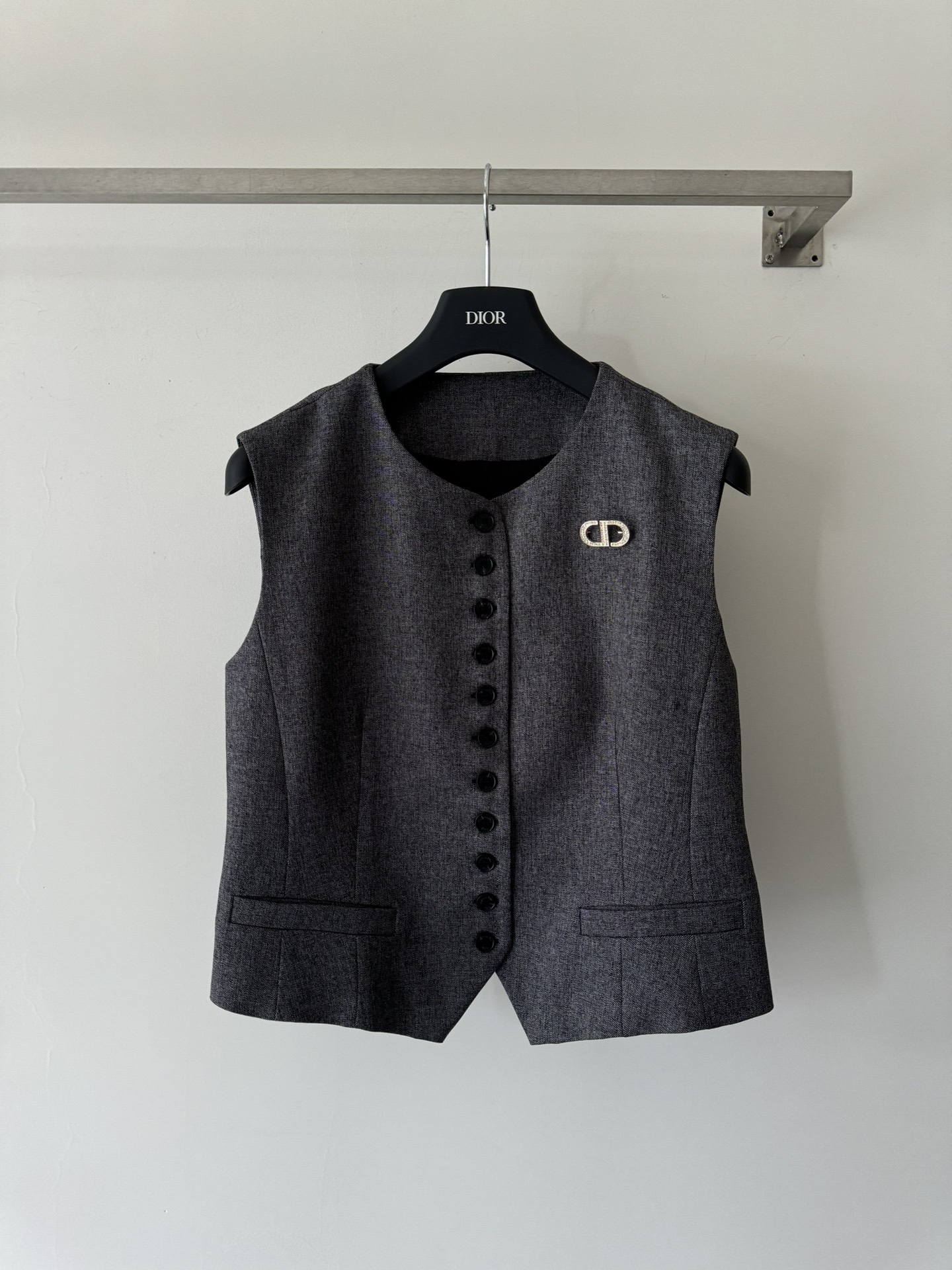 NO:334993,DIO*SS new gray suit, round neck and one-breasted button design, paired with exquisite brooch, fashionable, elegant and generous. The high-end gray color makes the overall look more eye-catching and slim, and can be layered and versatile. The old and Qian style is classic and out of date. The elegant temperament of a mature lady is recommended to wear a beautiful SML!  ,dior,brooch,breastpin,alexander wang19860909DIO*SS新款灰色套装,圆领一排扣设计,搭配精致胸针点缀时髦优雅大方,高级灰的颜色让整体更吸引眼球版型修身显瘦,可叠穿百搭,老钱风经典不过时,轻熟御姐气质推荐一套穿绝美SML！,,dior,brooch，breastpin,alexander wang,Women's clothing