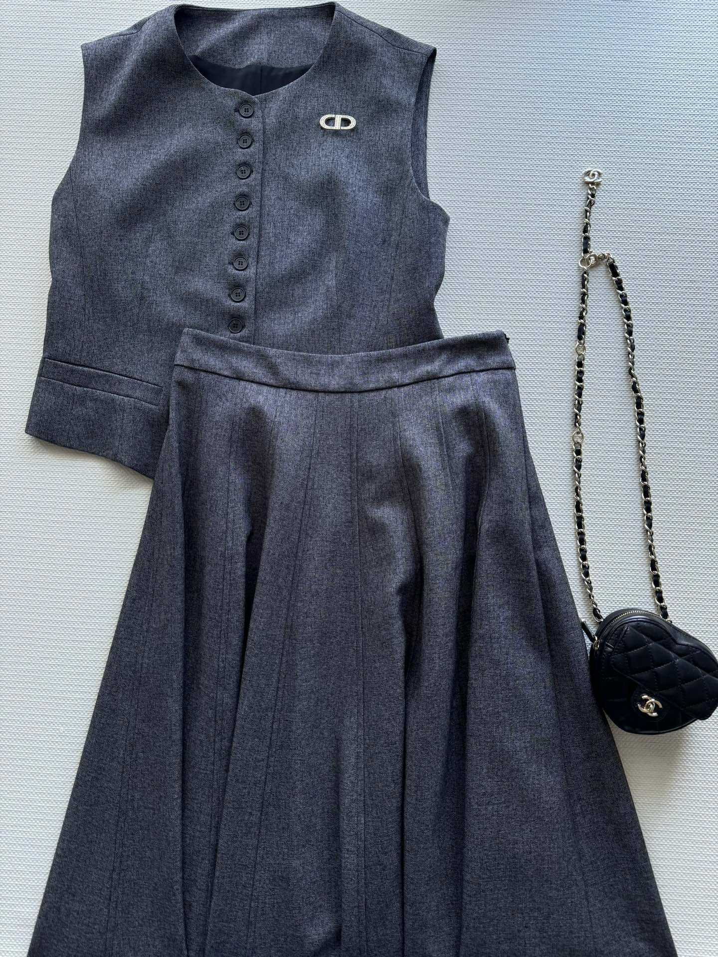 NO:334999,DIO*SS new gray suit, A-line large skirt and skirt, high-end gray color makes the overall look more eye-catching, the upper body looks slim, elegant, versatile and atmospheric, pleated skirt is classic and outdated, the college style can be sweet or spicy, and it is recommended to wear a beautiful SML!  ,dior,skirts,alexander wang19860909DIO*SS新款灰色套装,A字大裙摆半身裙,高级灰的颜色让整体更吸引眼球版型上身显瘦,优雅百搭大气,百褶裙经典不过时,学院风可甜可辣,推荐一套穿绝美SML！,,dior,skirts,alexander wang,Women's clothing