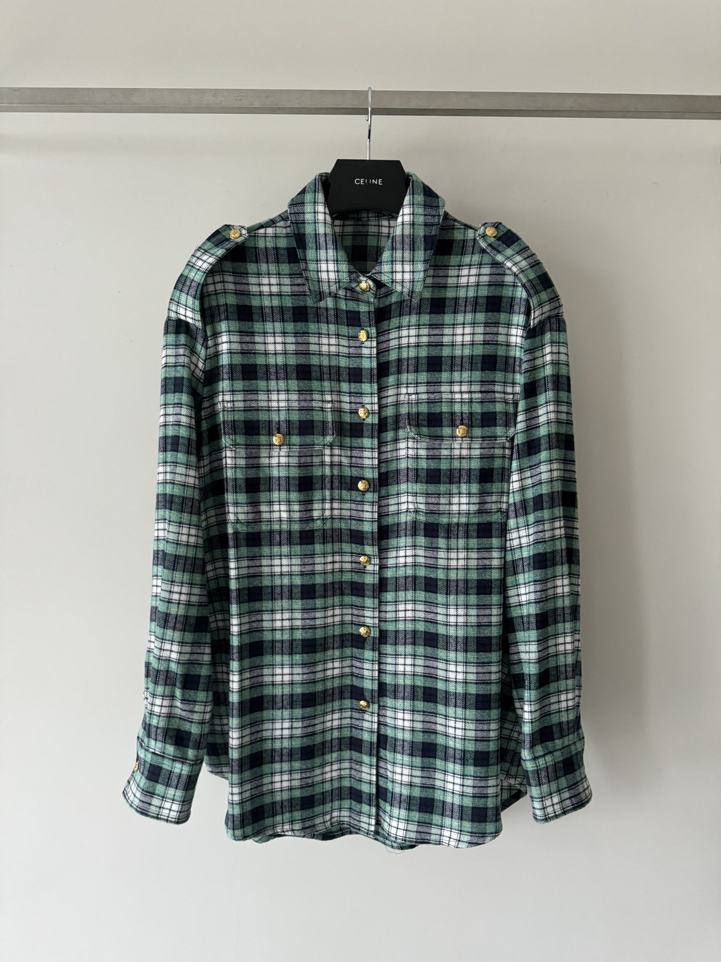 NO:452045,Celin*25 new long-sleeved shirt, double pocket single-breasted design, paired with classic green plaid, is a popular color Arc de Triomphe gold buckle embellishment, making the overall vision richer, comfortable, lazy and trendy, the clothing style in the crowd instantly highlights, daily life is super versatile, without careful and deliberate matching, it is really a must-have item in autumn SML-, celine, shirts, alexander wang19860909Celin*25新款长袖衬衫,双口袋单排扣设计,搭配经典绿格纹是一个热门颜色凯旋门金扣点缀 让整体视觉更加丰富既舒适慵懒又新潮,人群中衣品瞬间凸显出来,日常超百搭不用精心刻意的去搭配真的是秋天必备单品SML-,,celine,shirts,alexander wang,Women's clothing