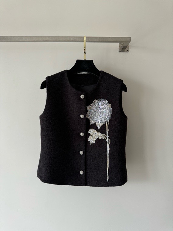 NO:503128,VALENTIN's newest series suit vest custom wool fabric is delicate and comfortable. The fine hand-sewn beads on the chest are inlaid on the three-dimensional flowers, showing an extremely exquisite and high-end feel. The H-style tailoring is not picky. Suitable for wearing on multiple occasions, commuting and casually switching SML, valentino, alexander wang19860909VALENTIN*新款系列套装马甲 定制的羊毛面料细腻舒适 胸前精细的手工缝珠镶在立体的花朵上 呈现出无比的精致和高级感 H版型剪裁不挑人 适合多种场合穿搭,通勤休闲随意切换SML,,valentino,alexander wang,Women's clothing