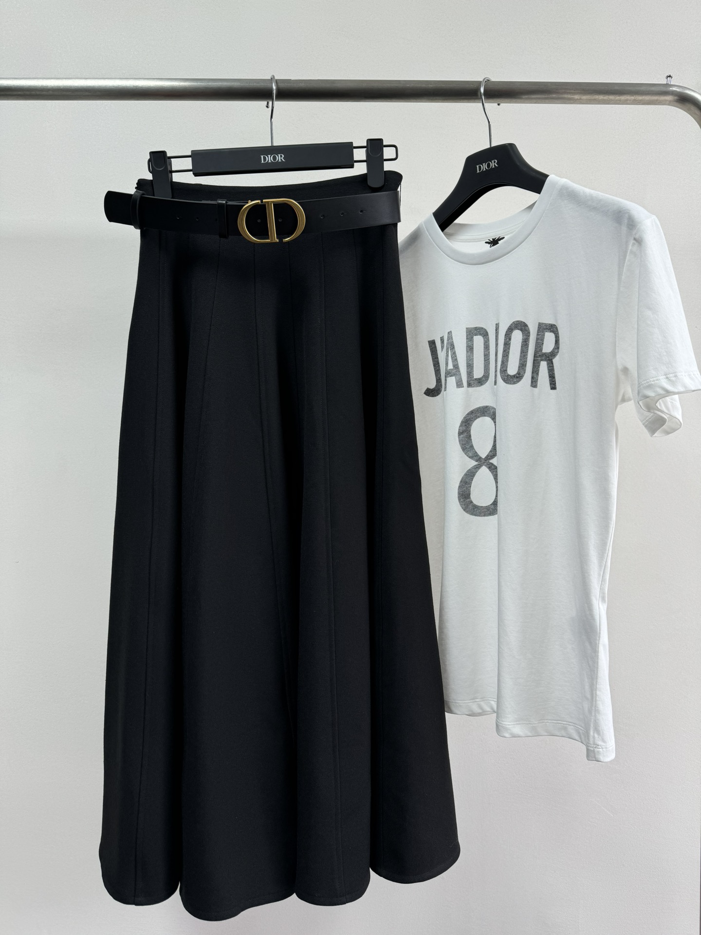 NO:476686,DIO* new A-line pleated skirt, perfectly combined with CD belt, black versatile and high-end, the upper body improves the overall proportion, making the lower body look extremely long and long legs. The large skirt hem is used for 2 meters. 2. 19 pieces of cutting is very many processes using wool fabric, soft and delicate, super textured and elegant temperament, sweet or spicy, classic style without being outdated, super recommended SML, dior, skirts, alexander wang19860909DIO*新款A字百褶半身裙 搭配CD腰带完美结合 黑色百搭又高级 上身让整体比例提升 显得下半身长腿长超绝绝子 大裙摆的用量2米2,19片裁剪非常多工序采用羊毛面料 柔软细腻 超有质感大方优雅气质,可甜可辣,经典款又不会过时,超推荐 SML,,dior,skirts,alexander wang,Women's clothing