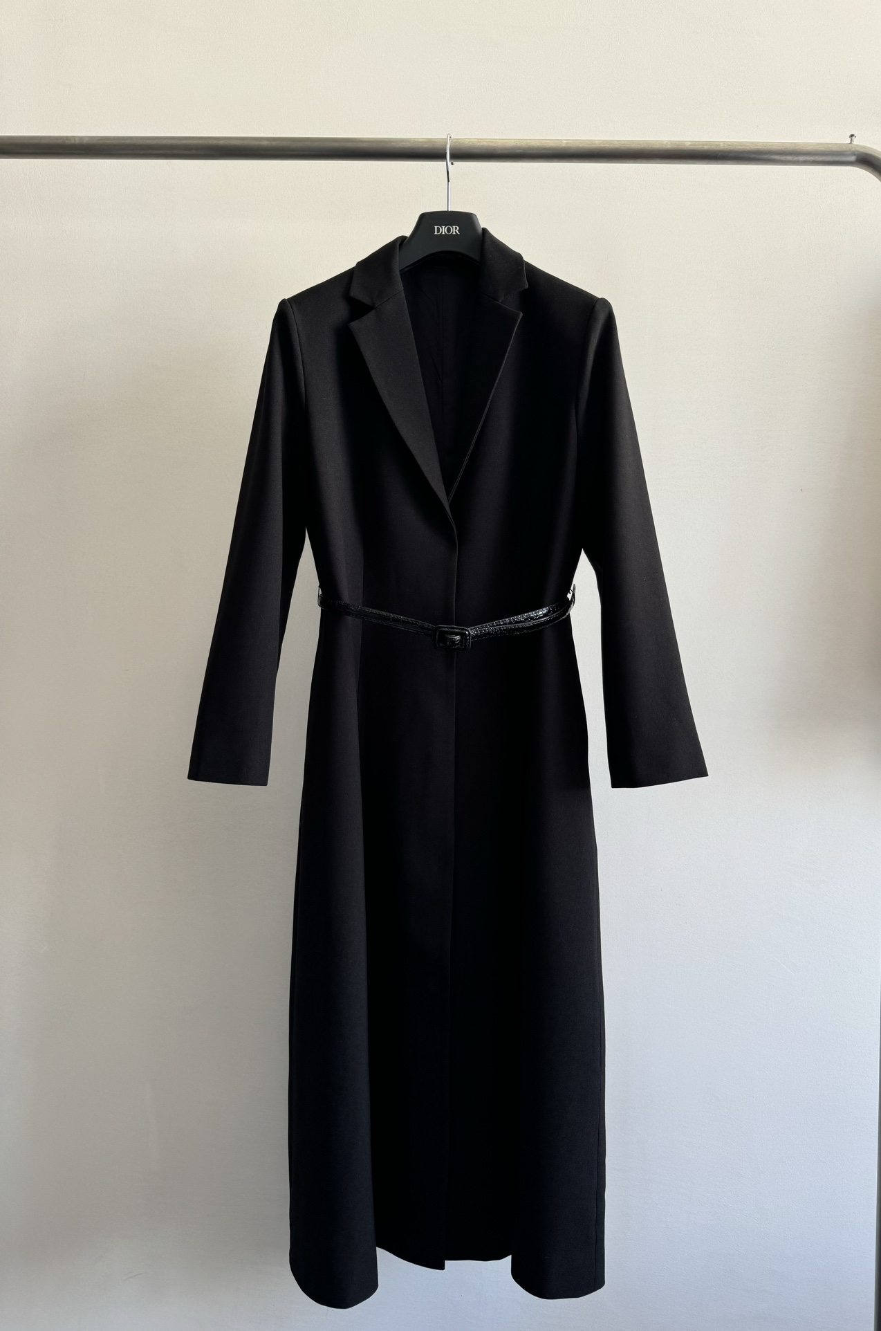 NO:637311,Dio*'s new suit coat, long and slim-fitting, with a high-end and elegant cut. It is matched with a belt to tighten the waist. It makes the waist appear slimmer and more proportional, showing off the unique charm of women. The upper body is full of light and luxurious temperament. The shape is crisp and stylish, full of texture, a simple and classic style that will not go out of style. I highly recommend SML-, Dior-clothing, dior, dior, business suit, alexander wang19860909Dio*新款西装大衣,长款修身版型剪裁高级大气,搭配腰带收腰 显瘦显腰身比例 展露出女性独特魅力好有范 上身满满的轻奢气质感,版型挺括有型,质感十足,简约经典款,不会过时,超推荐SML-,迪奥-服装,dior,dior,business suit,alexander wang,Women's clothing