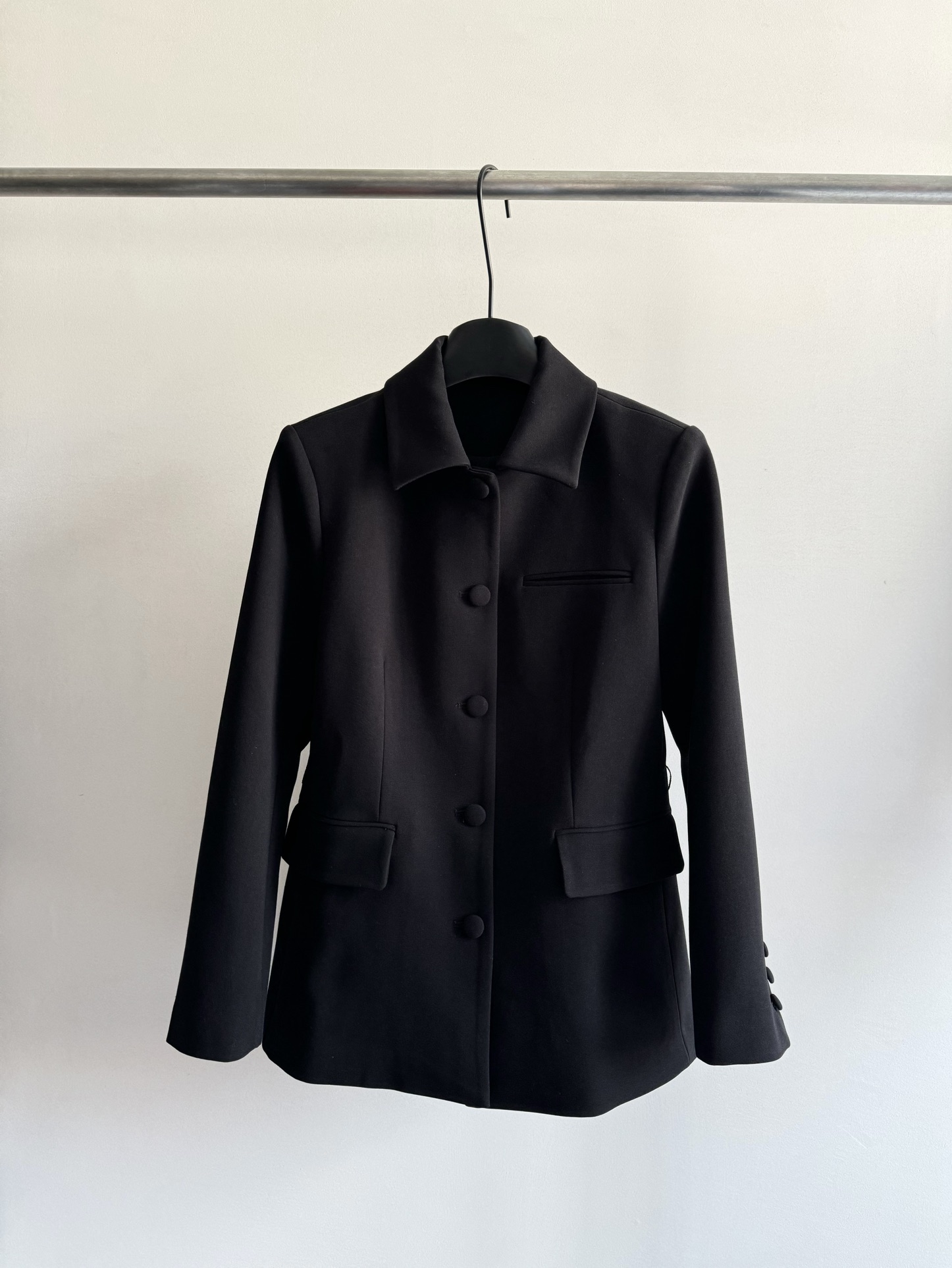 NO:503122,GUCC's new autumn and winter catwalk new suit jacket with lapel single-breasted slim fit, huge upper body looks slim and tall, paired with CG belt to embellish more temperament and beautiful, high-end and neat, and cool, exquisite and can support the scene wherever you are. Be the first to become a frequent guest in the wardrobe this autumn~SML, gucci, jackets & coats, alexander wang19860909GUCC*新款秋冬走秀新款西服外套 翻领单排扣修身版型 上身巨显瘦高挑 搭配上CG腰带点缀更加气质美丽 高级利落飒爽 无论在哪都是精致又能撑起住场面 率先成为这个秋天的衣橱常客～SML,,gucci,jackets & coats,alexander wang,Women's clothing