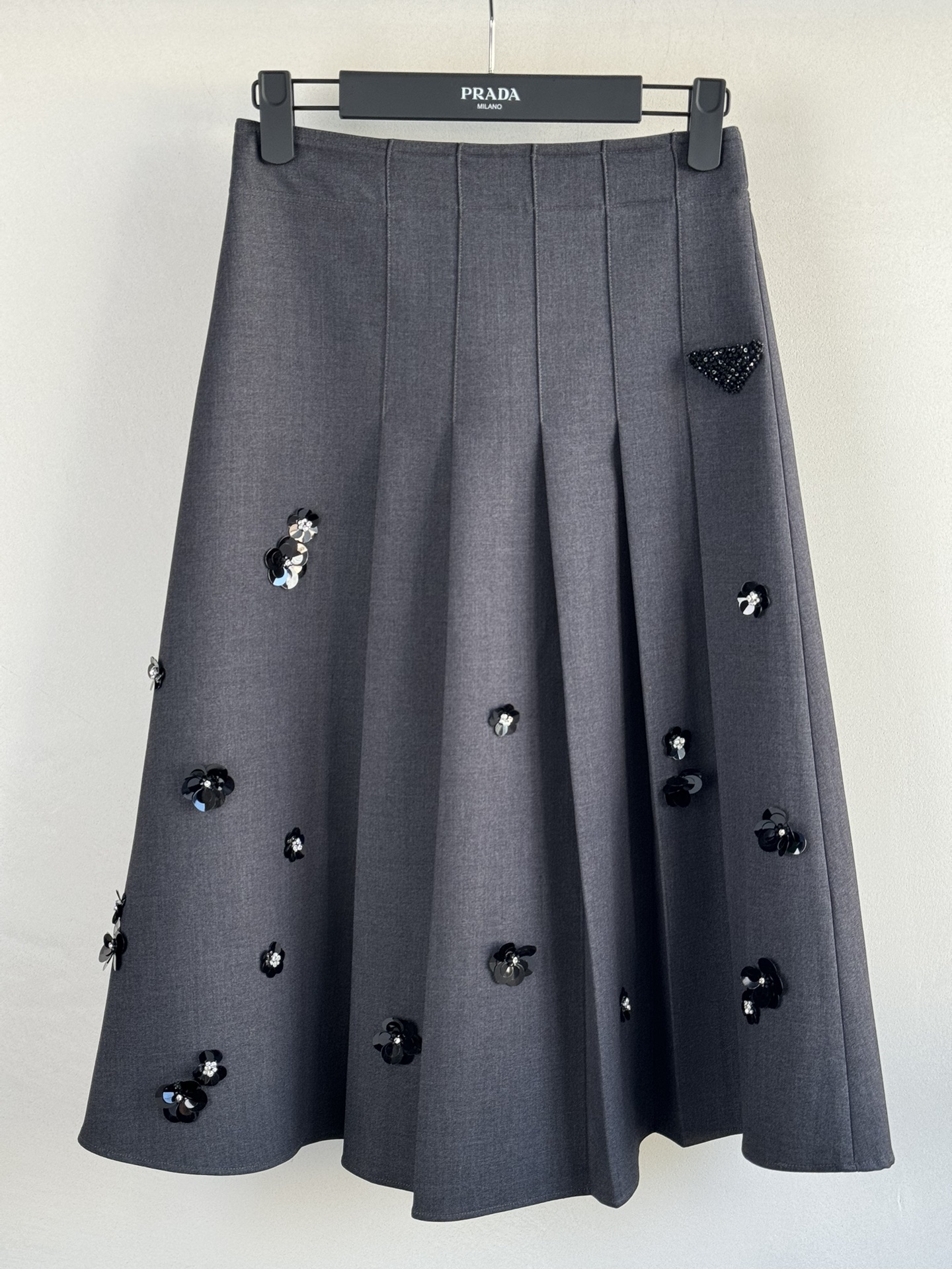 NO:473707,Prad*25 new beaded pleated long skirt with high waist design, which makes the body look slimmer!  Hand-sewn three-dimensional sequin flowers are decorated with exquisite sweet age-reducing pleated skirts, adding an elegant temperament!  The mid-length tailoring shows an elegant and intellectual style!  Walk with fashion!  Wear it and instantly boost your fashion index!  Every step has charm, exuding confidence and charm Sml, prada, skirts, alexander wang19860909Prad*25新款钉珠百褶长半裙 高腰设计,修饰身形更显纤细！手工缝制立体亮片花朵装饰点缀精致甜美减龄百褶裙的流动感,添增优雅的气质！中长款剪裁,展现优雅知性的风范！与时尚同行！穿上它,瞬间提升你的时尚指数！每一步都有风情,散发自信魅力Sml,,prada,skirts,alexander wang,Women's clothing