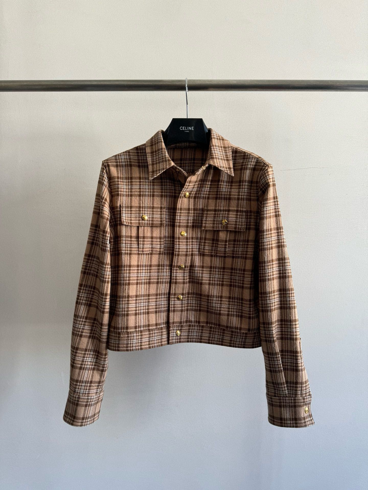 NO:452055,CELIN*2025 new plaid jacket custom cashmere-blend fabric, soft and comfortable upper body, classic plaid retro style!  Fitted short style design, work style double pocket elements~, easy to wear to create a casual and casual retro feel SML-, celine, jackets & coats, alexander wang19860909CELIN*2025新款格子小夹克定制羊绒混纺面料,上身软糯舒适 经典的格纹复古有范！合身的短款版型设计,工装风双口袋元素～,轻松穿出休闲随性复古感SML-,,celine,jackets & coats,alexander wang,Women's clothing