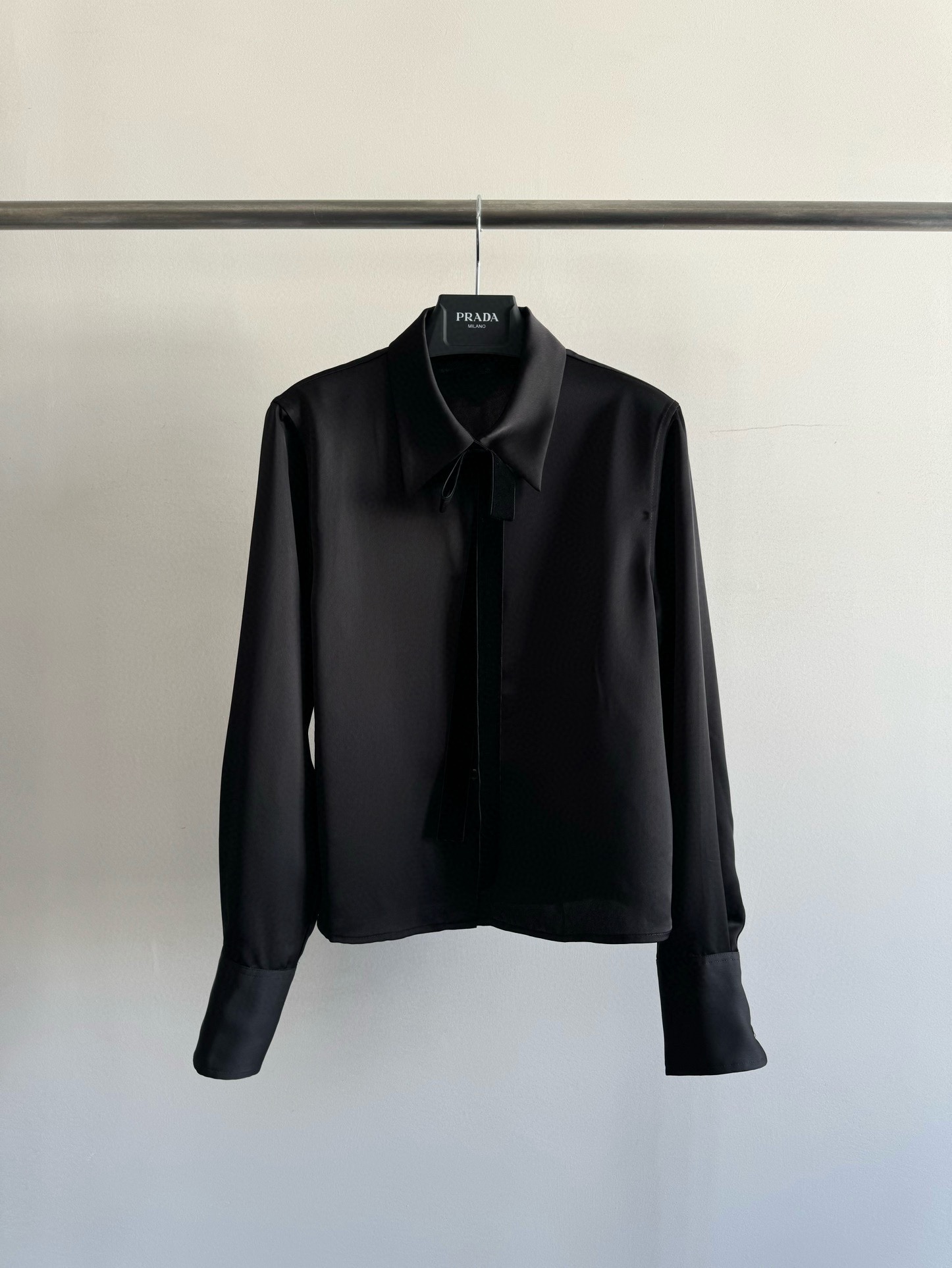 NO:432259,PRAD*25 early spring new velvet bow shirt French romantic atmosphere Short style is not picky and easy to make you look taller with velvet streamers very eye-catching sweet and cool elegant and intellectual girlish style wardrobe essential versatile items SML-,,prada,alexander wang19860909PRAD*25早春新款丝绒蝴蝶结衬衣 法式浪漫氛围感 短款版型不挑人又轻松显高 搭配丝绒飘带非常吸睛 甜酷优雅知性少女风 衣橱必备百搭单品 SML-,,prada,alexander wang,Women's clothing