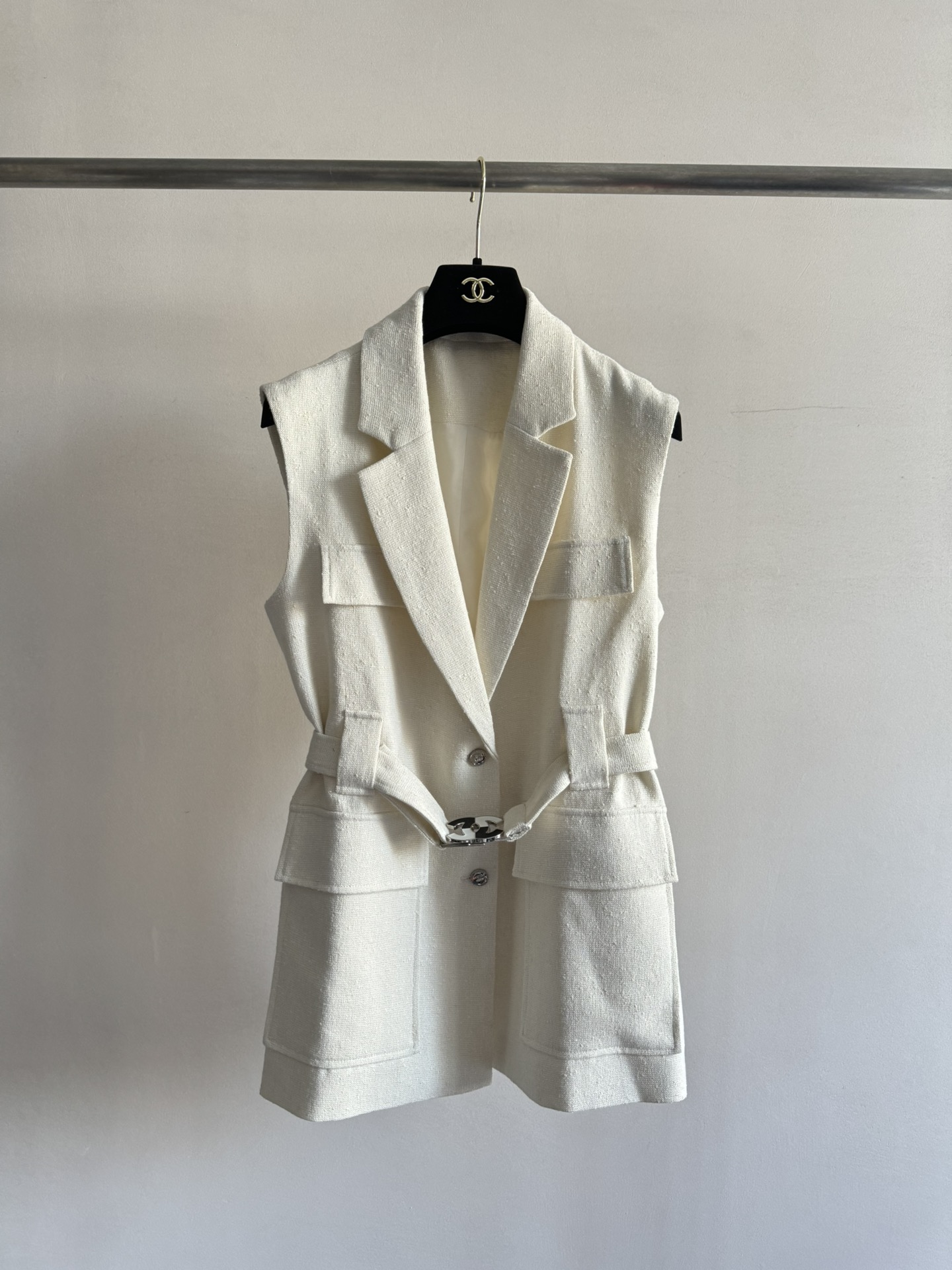NO:452046,CHANE*25 early spring new small fragrance style vest, silhouette cut, large patch pocket design, practicality and styling full-size belt decoration allows wearers to adjust according to their own needs, with stronger matching ability. The vest design is good and has its own aura. The essential universal C-position wearable item is the lazy and easy-to-wear single, with rich layers of blended tweed fabrics, classic styles give elegant style, and versatile commuting and dates SML, chanel, alexander wang19860909CHANE*25早春新款小香风马甲 廓版型剪裁,大贴袋设计,实用性与造型感满分腰带的装饰让穿着者可根据自身需要去调整,搭配性更强其坎肩设计效果好穿又自带气场,必备的万能c位穿搭单品非马甲莫属单穿慵懒率性,叠搭层次丰富混纺粗花呢面料,经典款型赋予优雅格调,通勤约会都百搭SML,,chanel,alexander wang,Women's clothing
