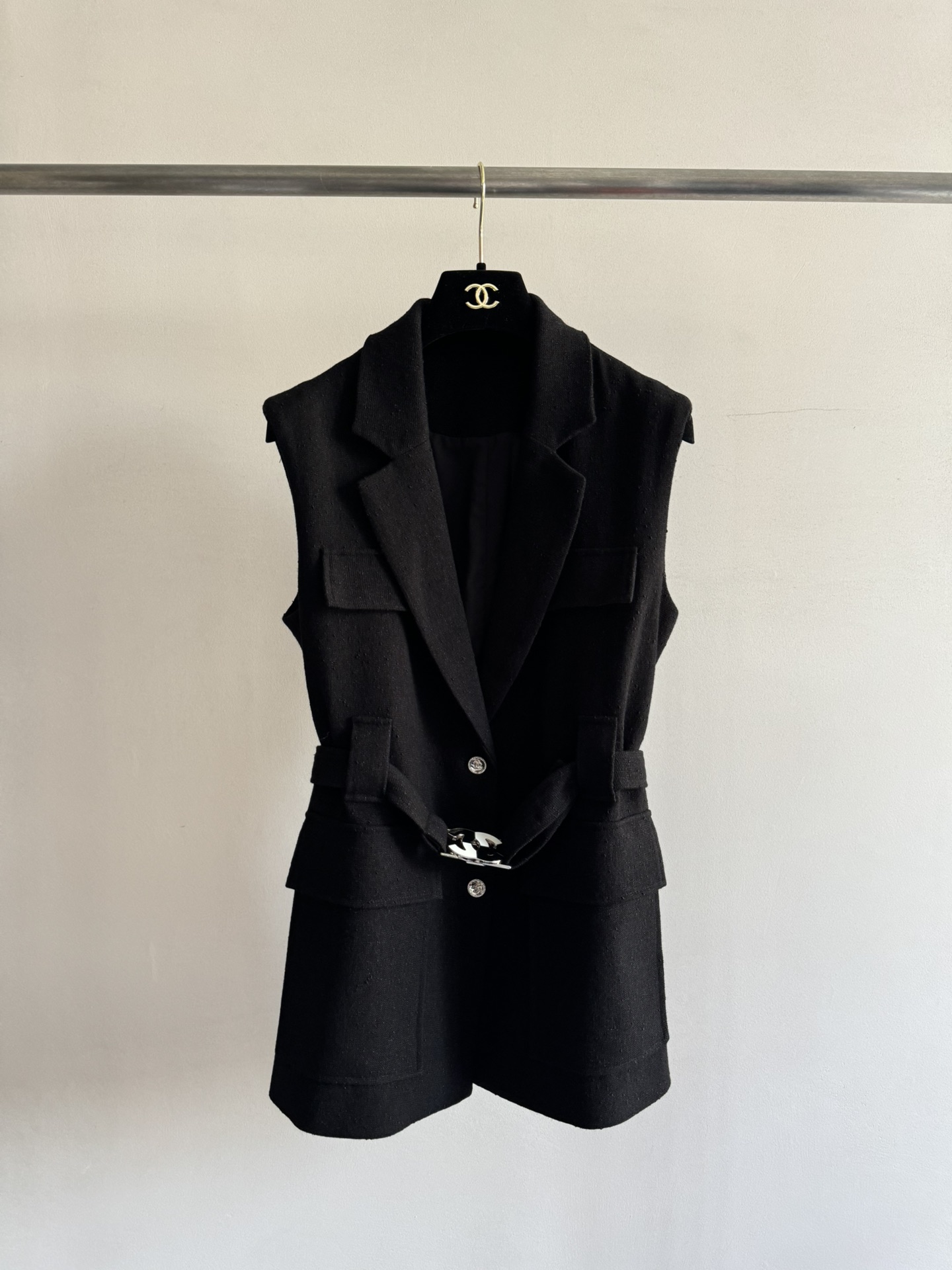 NO:452056,CHANE*25 early spring new small fragrance style vest, silhouette cut, large patch pocket design, practicality and styling full-size belt decoration allows wearers to adjust according to their own needs, with stronger matching ability. The vest design is good and has its own aura. The essential universal C-position wearable item is the lazy and easy-to-wear single, with rich layers of blended tweed fabrics, classic styles give elegant style, commuting and date versatile SML-, chanel, alexander wang19860909CHANE*25早春新款小香风马甲 廓版型剪裁,大贴袋设计,实用性与造型感满分腰带的装饰让穿着者可根据自身需要去调整,搭配性更强其坎肩设计效果好穿又自带气场,必备的万能c位穿搭单品非马甲莫属单穿慵懒率性,叠搭层次丰富混纺粗花呢面料,经典款型赋予优雅格调,通勤约会都百搭SML-,,chanel,alexander wang,Women's clothing