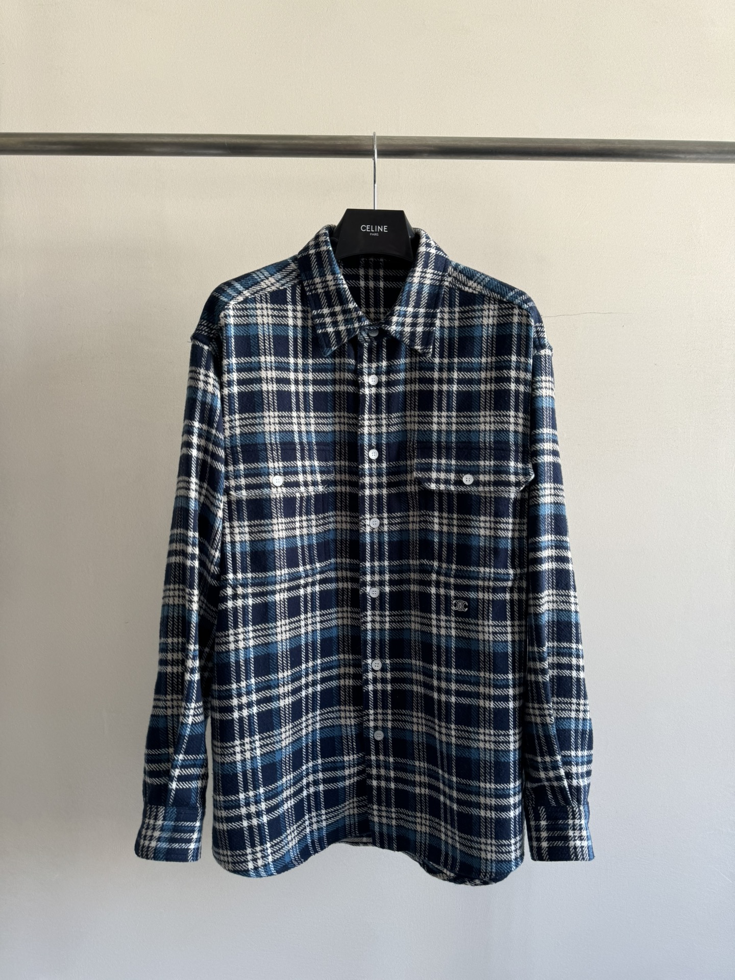 NO:452036,Celin*25 new long-sleeved shirt, double pocket single-breasted design, paired with classic retro blue plaid color is not picky, both men and women can easily control the upper body and feel comfortable and lazy. It is super versatile in daily life without careful and deliberate matching. It is really a must-have item for wardrobe!  SML-, celine,shirts,alexander wang19860909Celin*25新款长袖衬衫,双口袋单排扣设计,搭配经典复古蓝格纹颜色不挑人,男女都可以轻松驾驭上身既舒适又慵懒的感觉 日常超百搭不用精心刻意的去搭配,真的是衣橱必备单品男女同款！SML-,,celine,shirts,alexander wang,Women's clothing