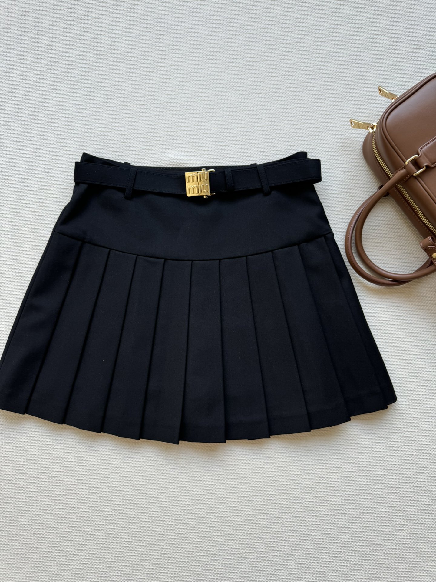 NO:434998,MiuMi*25 early spring new pleated skirt features pleated A-line style with metal head belt decoration, with retro British style, wool blended fabric texture, three-dimensional tailoring style, versatile and slim, classic, sweet and cool style, must-have hot girls' wardrobe, hiding blue, black SML-!  ,miumiu,skirts,alexander wang19860909MiuMi*25早春新款百褶半裙特色百褶A字版型搭配金属头腰带装饰 带有复古英伦风 羊毛混纺面料质感超赞立体的剪裁版型百搭又显瘦 经典不过时甜酷风时髦少女衣橱必备辣妹单品 ,藏蓝、黑色SML-！,,miumiu,skirts,alexander wang,Women's clothing