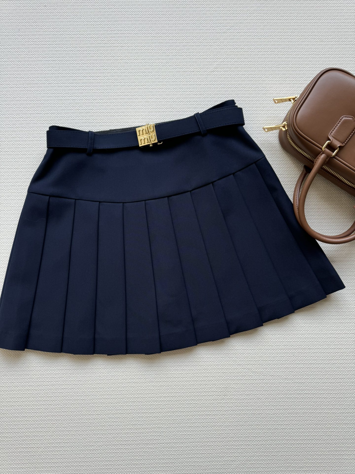 NO:435002,MiuMi*25 early spring new pleated skirt features pleated A-line style with metal head belt decoration, with retro British style, wool blended fabric texture, three-dimensional tailoring style, versatile and slim, classic, sweet and cool style, must-have hot girls' wardrobe, hiding blue, black SML-!  ,miumiu,skirts,alexander wang19860909MiuMi*25早春新款百褶半裙特色百褶A字版型搭配金属头腰带装饰 带有复古英伦风 羊毛混纺面料质感超赞立体的剪裁版型百搭又显瘦 经典不过时甜酷风时髦少女衣橱必备辣妹单品,藏蓝、黑色SML-！,,miumiu,skirts,alexander wang,Women's clothing