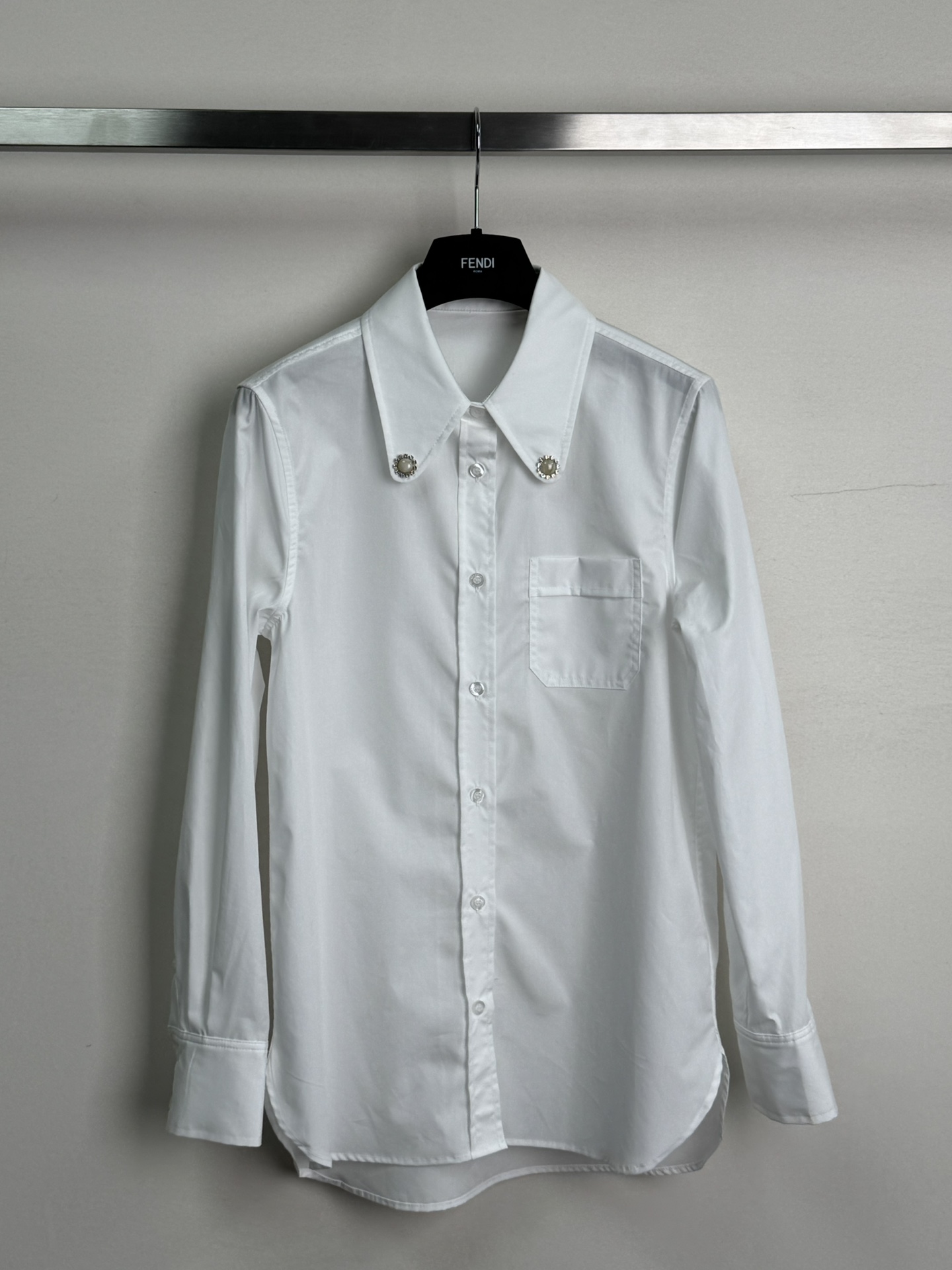 NO:432271,Valentin*25 early spring new long-sleeved shirt is new. The lapel is made of exquisite pearl crystal diamond embellishment shirt is simple but not monotonous. The chest pocket decoration is a little design and looks very beautiful and high-end. The style is slightly loose and comfortable. Fashionable and generous. The temperament is noble. The cotton custom fabric is super good. The three-dimensional and stylish. Comfortable and breathable shirts have always been versatile. A must-have for the closet. You are not allowed to easily match it for any occasion. Wear your own unique style!  SML-, valentino,shirts,alexander wang19860909Valentin*25早春新款长袖衬衫上新 翻领采用精致珍珠水晶钻点缀衬衫简约但不单调 胸前口袋装饰 带点设计感上身非常好看高级,版型微宽松舒适 时尚大方 气质高贵面料棉定制面料质感超好 立体有型 舒适透气衬衫向来都是百搭款 衣橱必备 不允许你们错过的一款不管什么场合都轻松搭配 穿出自己独特风格！SML-,,valentino,shirts,alexander wang,Women's clothing