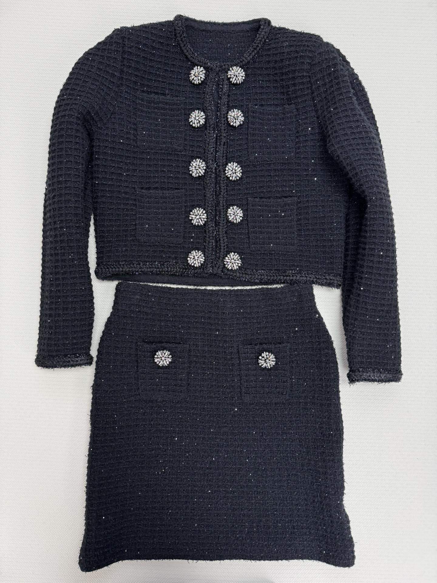 NO:478173,Self-portrai*25 new double-breasted small fragrance style set classic heavy industrial rhinestone buckle embellishment, simple and yet designed, high waistline design extends the body line proportions, outlines a graceful figure, showing a very noble temperament, white, rich and beautiful, and visual sense!  She immediately feels like a celebrity with temperament~SML-, alexander wang19860909Self-portrai*25新款双排扣小香风套装经典重工水钻扣点缀,简约不失设计感高腰线设计拉长身材线条比例,勾勒出曼妙的身材,显得非常高贵的气质,白富美即视感！穿上她即刻拥有气质名媛的感觉～SML-,,alexander wang,Women's clothing