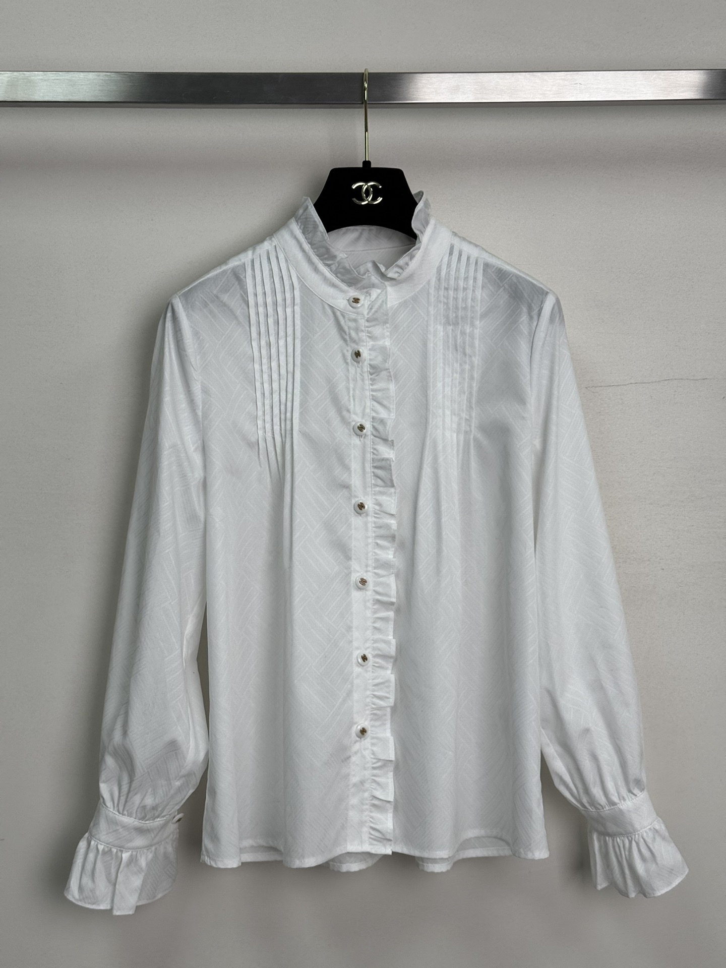 NO:434988,CHANE*25SS new pleated long-sleeved shirt with stand-alone collar, fungus lace design, exquisite embellishment of ruffles on the cuffs, French retro style, elegant temperament, simple and not picky. Whether worn alone or with a sweater jacket, it is a fashionable and versatile daily commuter!  SML, chanel, jackets & coats, sweaters,shirts,alexander wang19860909CHANE*25SS新款压褶长袖衬衫立领木耳花边设计,袖口荷叶边精美点缀,法式复古风 气质优雅 常规版型简约不挑人 不管是单穿还是搭配毛衣外套都是时髦百搭日常通勤必备款！SML,,chanel,jackets & coats,sweaters,shirts,alexander wang,Women's clothing