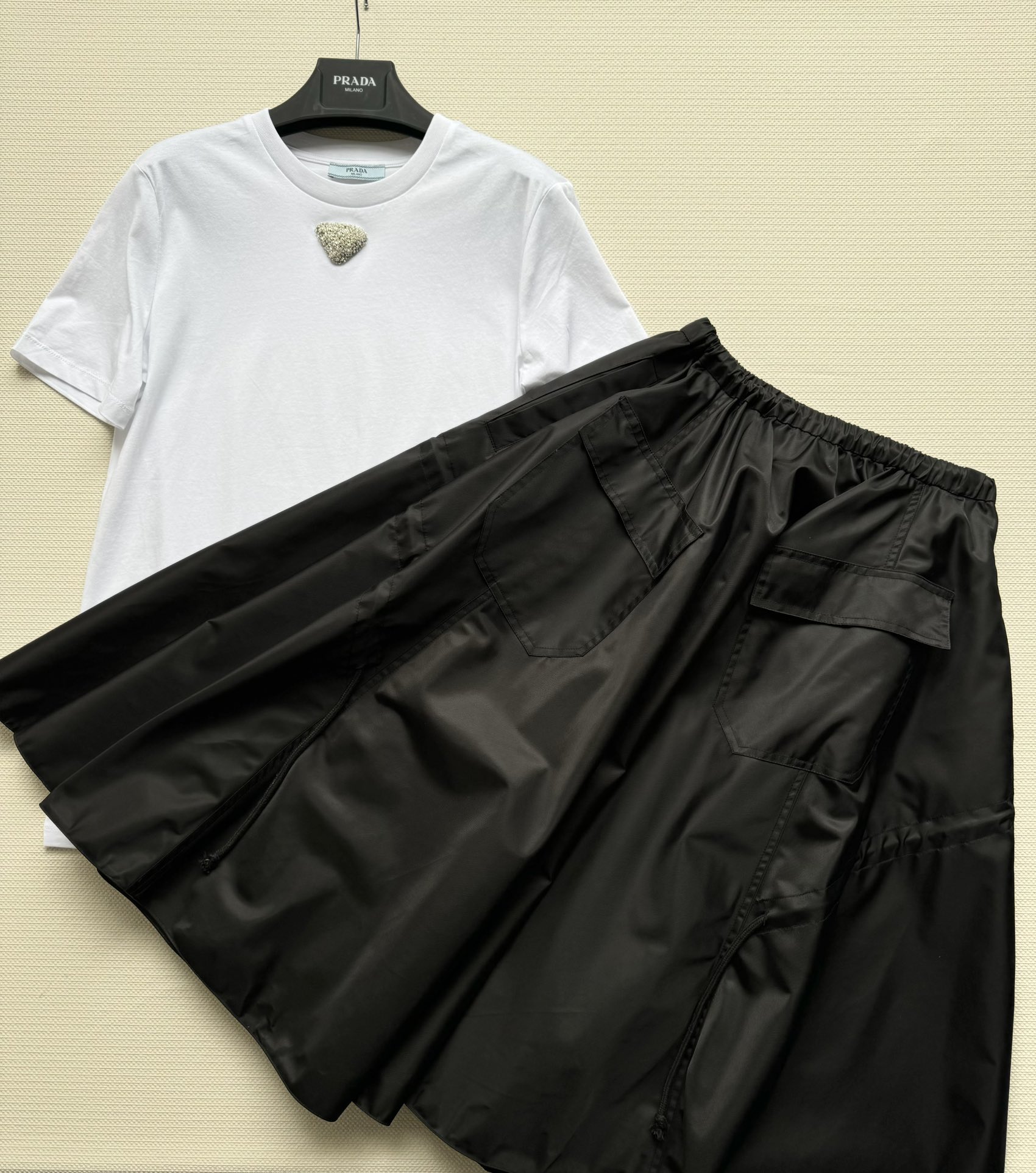 NO:715184,PRAD*26 new style puffy workwear skirt for early spring. Irregular design with elastic waist. Decorated with large double pockets. Adjustable drawstrings on both sides with brand triangle logo embellishment on the back. Full of details, full of design and high-end sense!  The nylon fabric is light and comfortable, classic and unique. The high waist and large skirt make the upper body elegant and fashionable!  Highly recommended SML-,,prada,skirts,19860909PRAD*26早春新款蓬蓬工装半身裙 松紧腰不规则设计 搭配大双口袋装饰 两边抽绳可调节背后品牌三角标点缀 满满的细节 满满的设计感与高级感！尼龙面料轻盈舒适 经典独特 高腰大裙摆 上身尽显优雅气质 时髦大方！超推荐 SML-,,prada,skirts,,Women's clothing