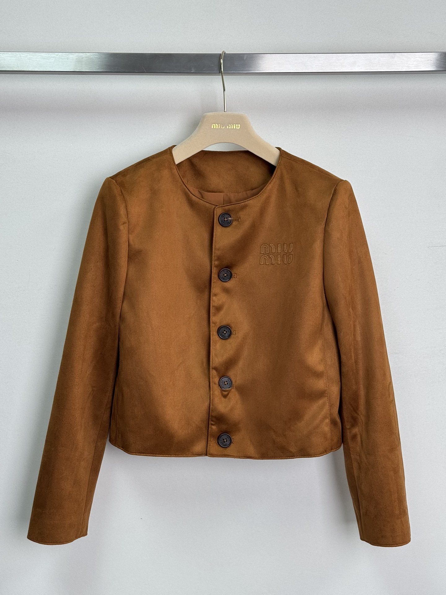 NO:458514,miumi*25FW new product retro literary temperament Maillard college style jacket!  The small and short style has a three-dimensional tailoring and versatile look slimming!  Super handsome nostalgic retro style!  The embroidered letters on the chest are low-key and luxurious, and the cashmere leather has a great texture. The old-fashioned retro color rubbing process~ It can be salty and sweet, and the temperament is age-reducing girlish style. It is versatile and not picky. The workmanship quality is full of details. SML-,,miumiu, jackets & coats,alexander wang19860909miumi*25FW新品复古文艺气质美拉德学院风外套！小短款版型立体剪裁百搭又显瘦！怀旧复古风超级帅气！胸前logo刺绣字母低调奢华,山羊绒面皮质感超赞.做旧复古擦色工艺~可盐可甜气质减龄少女风 百搭不挑人 做工品质细节满满SML-,,miumiu,jackets & coats,alexander wang,Women's clothing