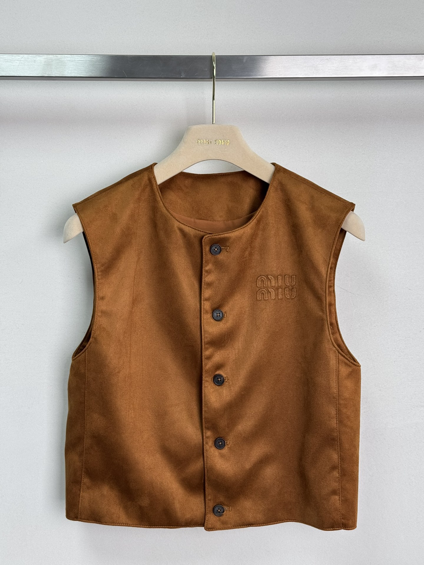 NO:458519,Miumi*25FW new product retro literary temperament Maillard College style vest, small and short style three-dimensional tailoring and versatile and slim!  Super handsome nostalgic retro style!  The embroidered letters on the chest are low-key and luxurious, and the cashmere leather has a great texture. The old-fashioned retro color rubbing process~ It can be salty and sweet, and the temperament is age-reducing girlish style. It is versatile and not picky. The workmanship quality is full of SML details!  ,miumiu,alexander wang19860909miumi*25FW新品复古文艺气质美拉德学院风马甲 小短款版型立体剪裁百搭又显瘦！怀旧复古风超级帅气！胸前logo刺绣字母低调奢华,山羊绒面皮质感超赞.做旧复古擦色工艺~可盐可甜气质减龄少女风 百搭不挑人 做工品质细节满满SML！,,miumiu,alexander wang,Women's clothing