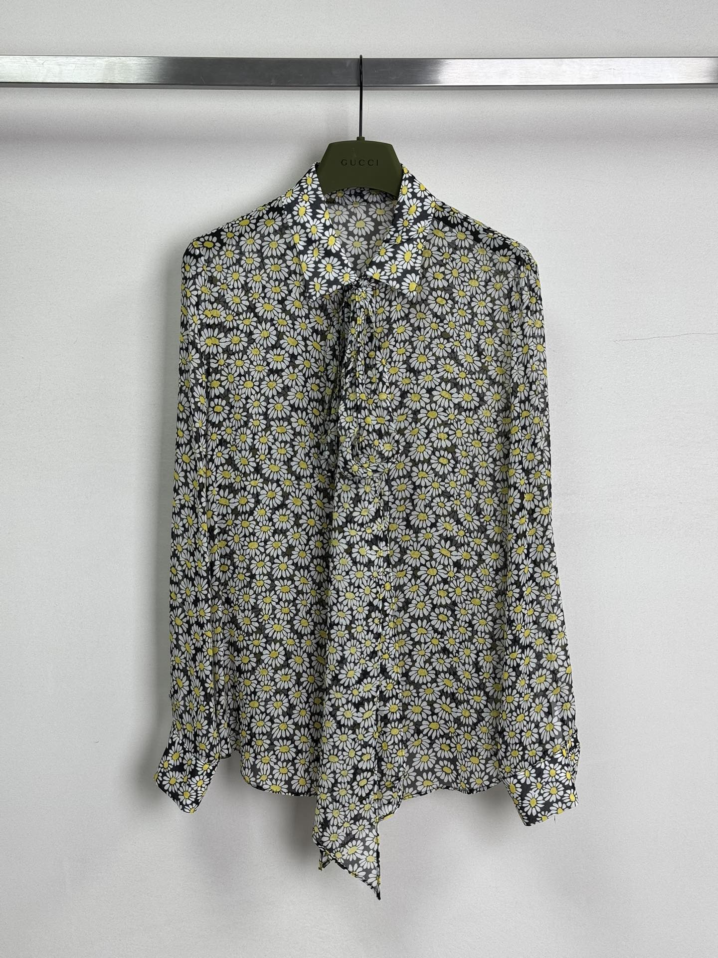 NO:333005,GUCC*25 new silk streamer shirt silk feels smooth and comfortable, the whole piece is full of daisy florals, beautiful and elegant, and matched with streamers, it adds the layering of the shape, can have a generous and neat and capable aura in the workplace, and can also highlight the French retro elegant beauty of women SML-, gucci, real silk, alexander wang19860909GUCC*25新款真丝飘带衬衣真丝的触感顺滑舒适,整件满印雏菊碎花唯美优雅,搭配飘带,增加了造型的层次感,可以有职场大气利落的干练气场,也能凸显女性的法式复古优雅美SML-,,gucci,real silk,alexander wang,Women's clothing
