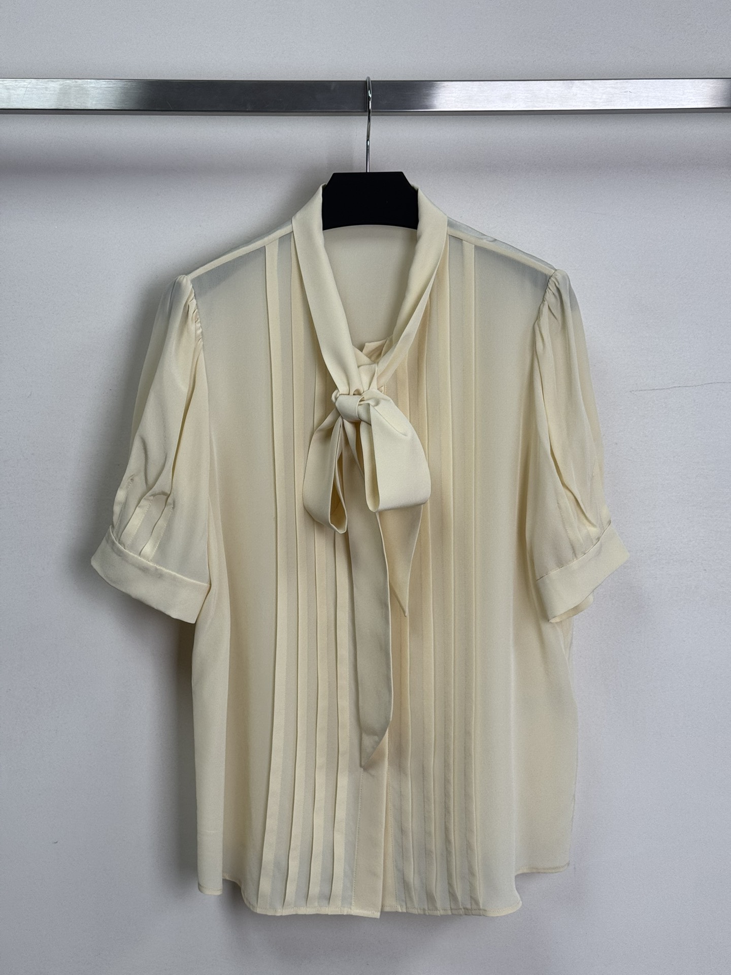 NO:436514,The new 25SS silk ribbon neck shirt. The perfect combination of sweetness and temperament combines loose tailoring to give the body a sense of air. The length is adjusted to the perfect classic streamer elements, which can easily create an elegant bow shape and balance the simplicity of the body, interpreting the unparalleled romantic shoulders and cuffs with hand-broken pleats to create an elegant lightweight puff sleeve shape. Sweet and gentle, ready-to-wear has both a fairy-like French style and a high-level intellectual fashion atmosphere. SML-, real silk, alexander wang19860909新款25SS真丝飘带领衬衣 恰到好处的甜美与气质融合宽松的剪裁赋予衣身空气感,长度调整至完美的经典飘带元素,能够轻松打出优雅的蝴蝶结造型、平衡衣身简洁感,演绎无与伦比的浪漫肩部、袖口手工抽碎褶塑造出优雅的轻量感泡泡袖型 甜美又温柔、成衣既有仙气涌动的法式风情又有高级知性的时尚气息SML-,,real silk,alexander wang,Women's clothing