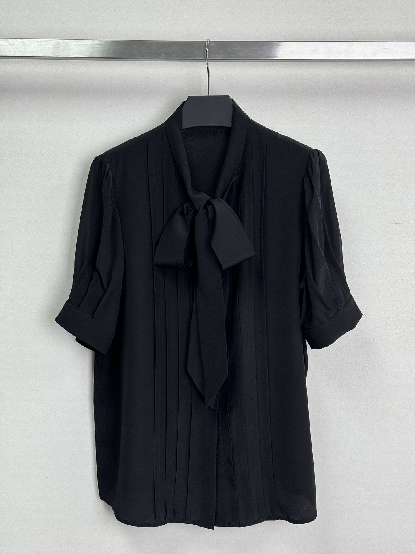 NO:436516,The new 25SS silk ribbon neck shirt is just right and the combination of sweetness and temperament. The loose tailoring gives the body a sense of air. The length is adjusted to the perfect classic streamer elements, which can easily create an elegant bow shape and balance the simplicity of the body, interpreting the unparalleled romantic shoulders and hand-broken pleats on the cuffs to create an elegant lightweight puff sleeve shape. Sweet and gentle, ready-to-wear has both a fairy-like French style and a high-end intellectual fashion atmosphere. SML-, real silk, alexander wang19860909新款25SS真丝飘带领衬衣恰到好处的甜美与气质融合宽松的剪裁赋予衣身空气感,长度调整至完美的经典飘带元素,能够轻松打出优雅的蝴蝶结造型、平衡衣身简洁感,演绎无与伦比的浪漫肩部、袖口手工抽碎褶塑造出优雅的轻量感泡泡袖型 甜美又温柔、成衣既有仙气涌动的法式风情又有高级知性的时尚气息SML-,,real silk,alexander wang,Women's clothing