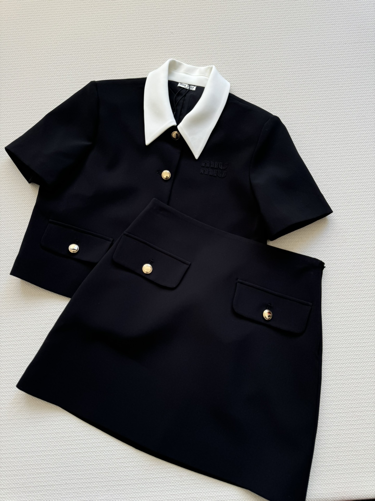 NO:433130,Miumi*25 early spring new series set, classic contrasting lapel design, small short jacket exquisite letter embroidery on the chest, paired with a double pocket skirt, a set of top-body celebrity temperament, and also age-reducing fashionable. YB imported fabric is soft, delicate and comfortable, and the style is super slim. It is very suitable for daily commuting or date and party occasions to wear SML!  ,miumiu,skirts,jackets & coats,alexander wang19860909Miumi*25早春新款系列套装 经典撞色翻领的设计,小短款外套胸前精致的字母刺绣,搭配双口袋半裙,一套上身名媛气质,同时也减龄时髦 YB进口面料质感柔软细腻舒适,版型超显瘦 好适合日常通勤或者约会聚会场合穿搭SML！,,miumiu,skirts,jackets & coats,alexander wang,Women's clothing