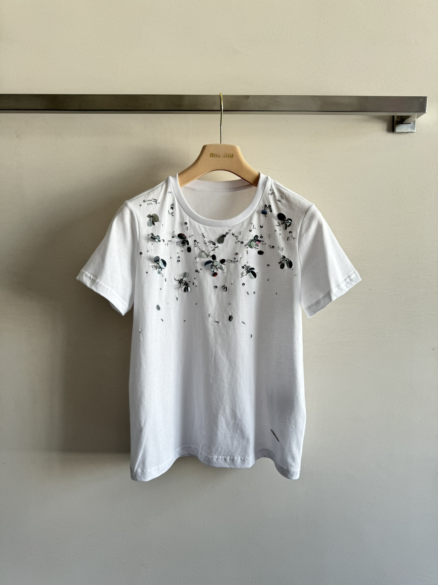 NO:335810,MiuMi*25 early spring new short-sleeved T-shirt with heavy industry sequin bead embellishment design is very exquisite and eye-catching without losing the design sense and high-end hem with metal logo letters decoration overall look good and not monotonous, using cotton fabric with skin-friendly and comfortable, full of details, with a celebrity temperament of the upper body, fashionable and versatile, super recommended to buy ~SML,,miumiu, T-shirt,tees, t-shirt,alexander wang19860909MiuMi*25早春新款短袖T恤 重工亮片钉珠点缀设计非常精致亮眼不失设计感与高级感下摆搭配金属logo字母装饰整体好看不单调,采用棉面料亲肤柔软舒适 细节满满上身名媛气质 时髦百搭超推荐入手～SML,,miumiu,T-shirt,tees，t-shirt,alexander wang,Women's clothing
